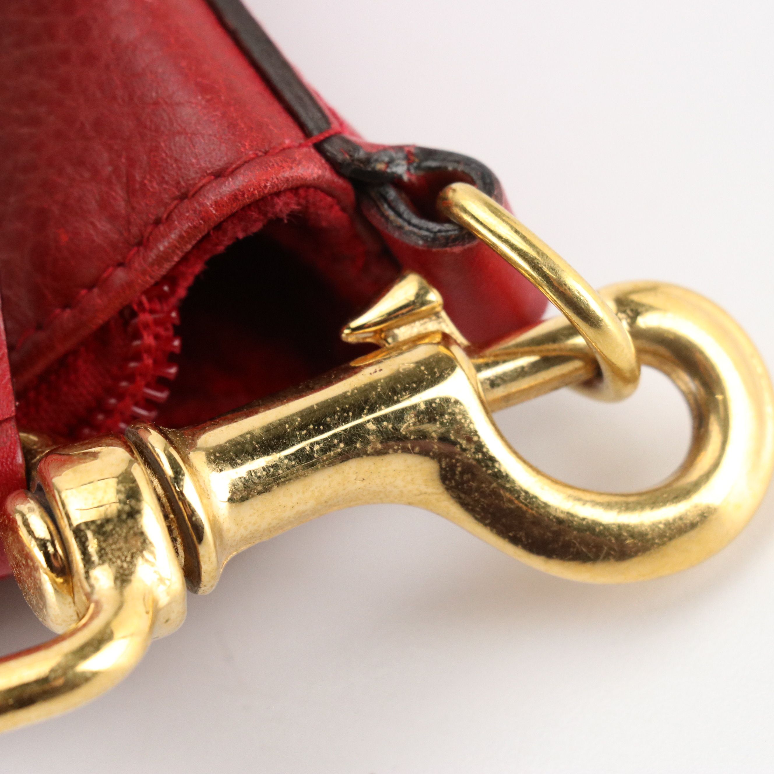 Gucci Zippered Shoulder Bag in Cherry Red Grained Calfskin Leather