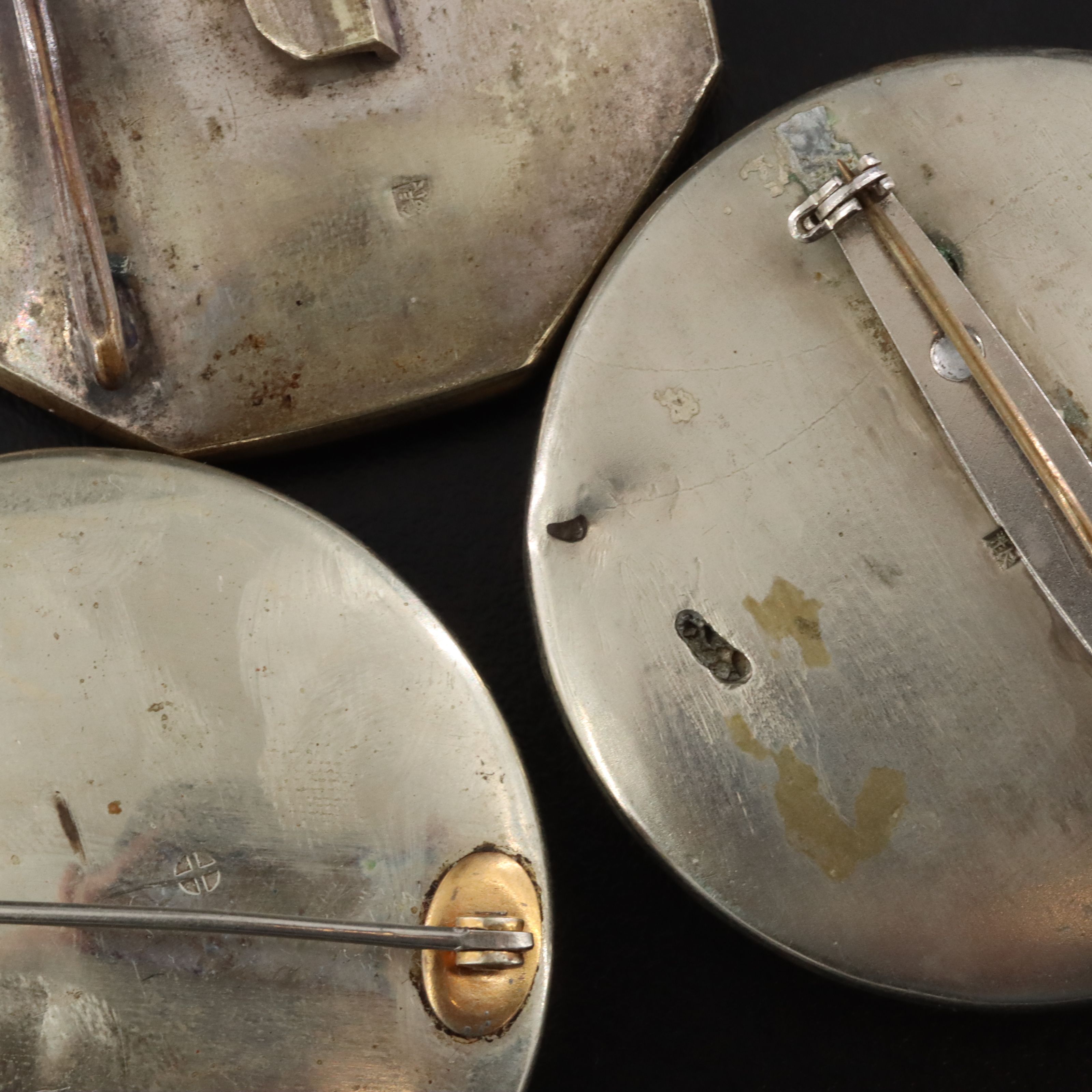 Antique Japanese Satsuma Brooches & Belt Buckle Including Shimazu Clan & Dragon