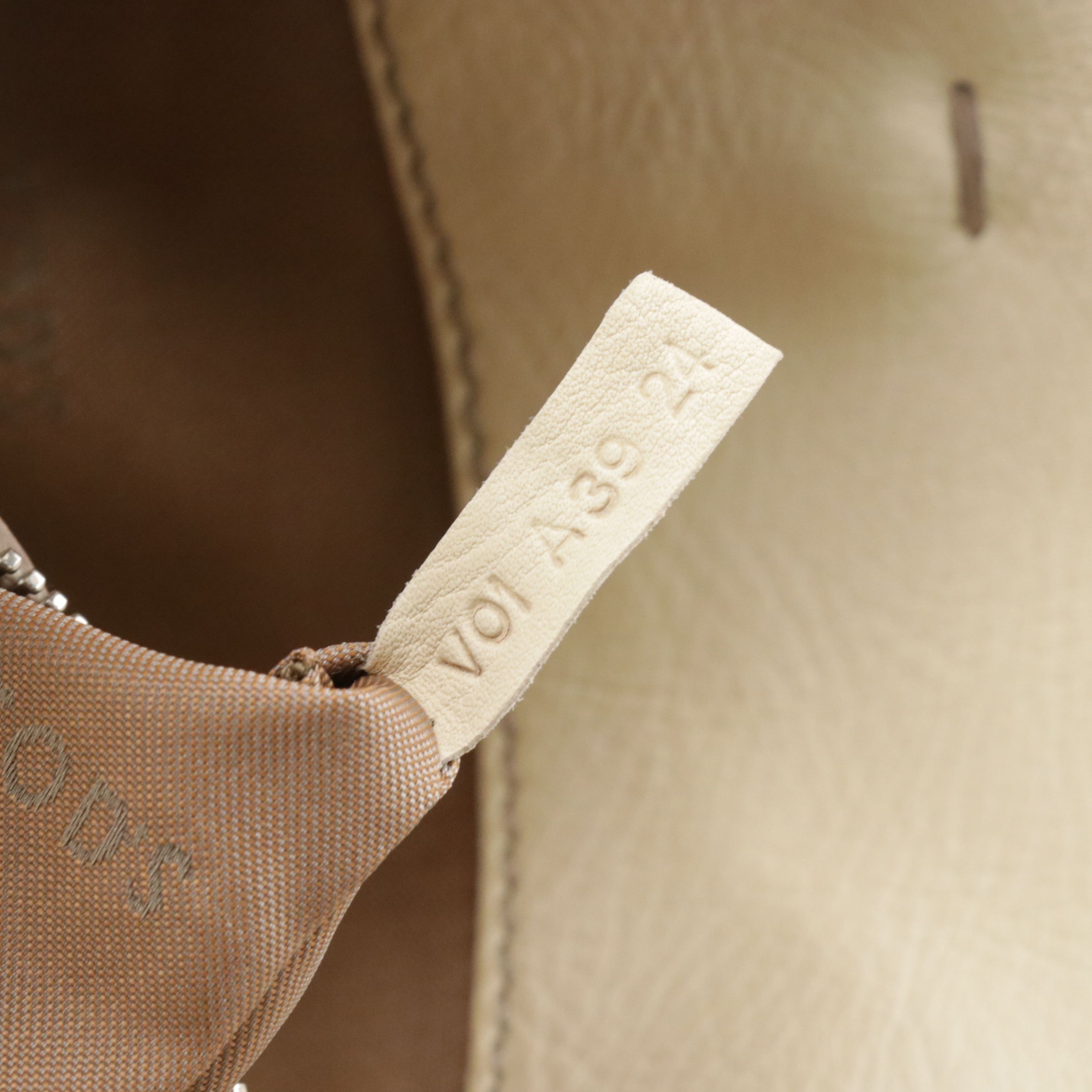 Tod's Two-Way Bucket Bag in Ivory Grained Calf Leather