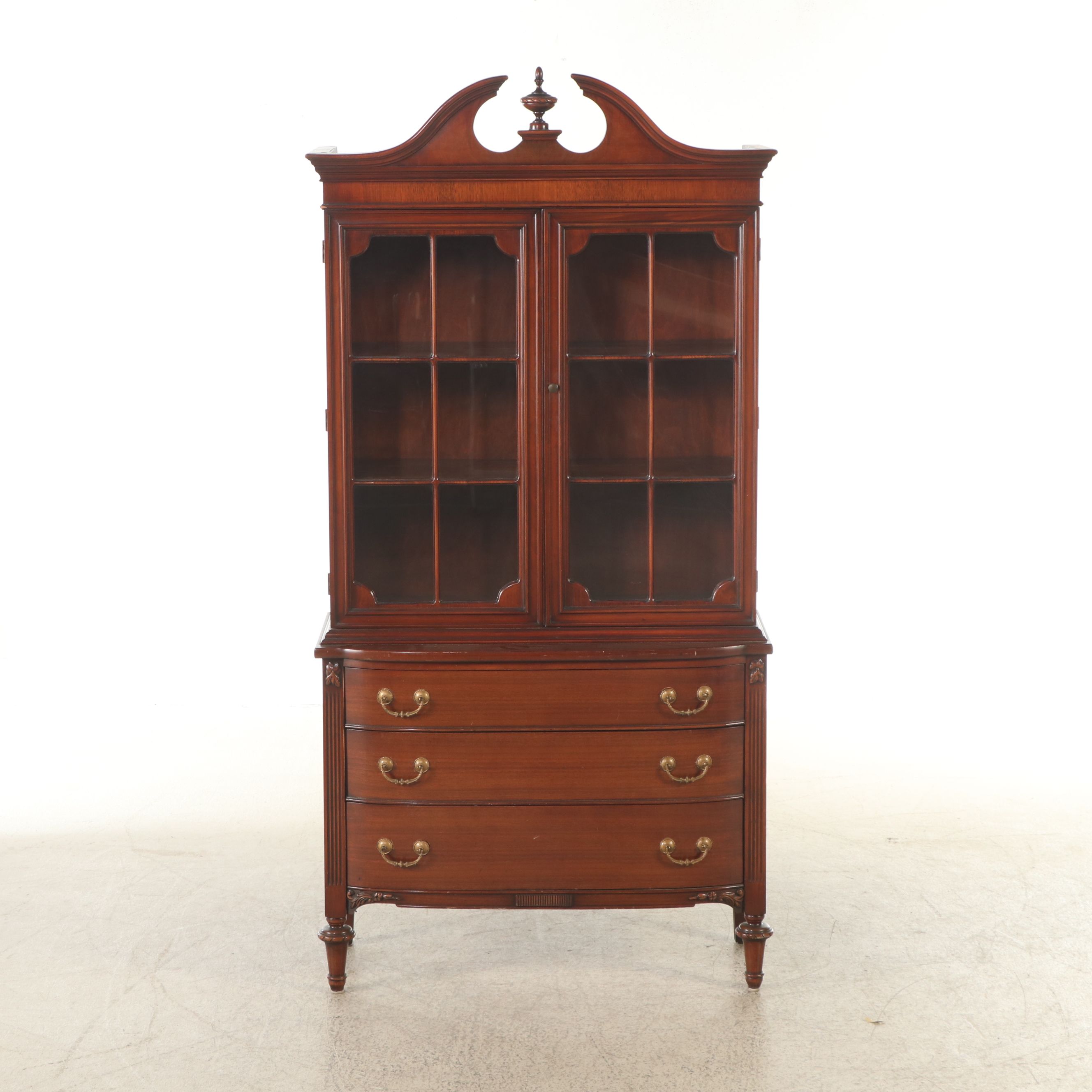 Hepplewhite Mahogany China Cabinet, Early to Mid-20th Century