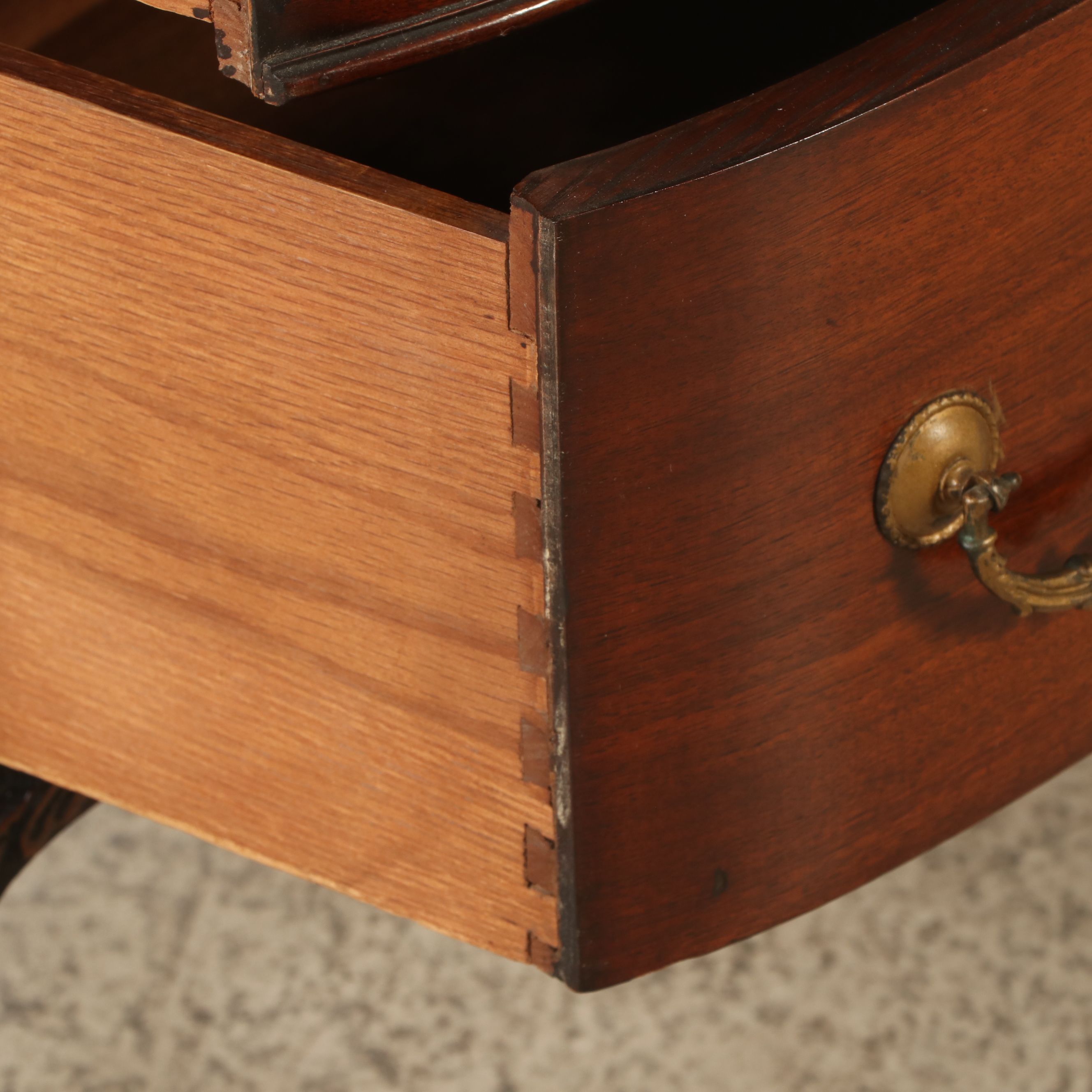 Hepplewhite Mahogany China Cabinet, Early to Mid-20th Century