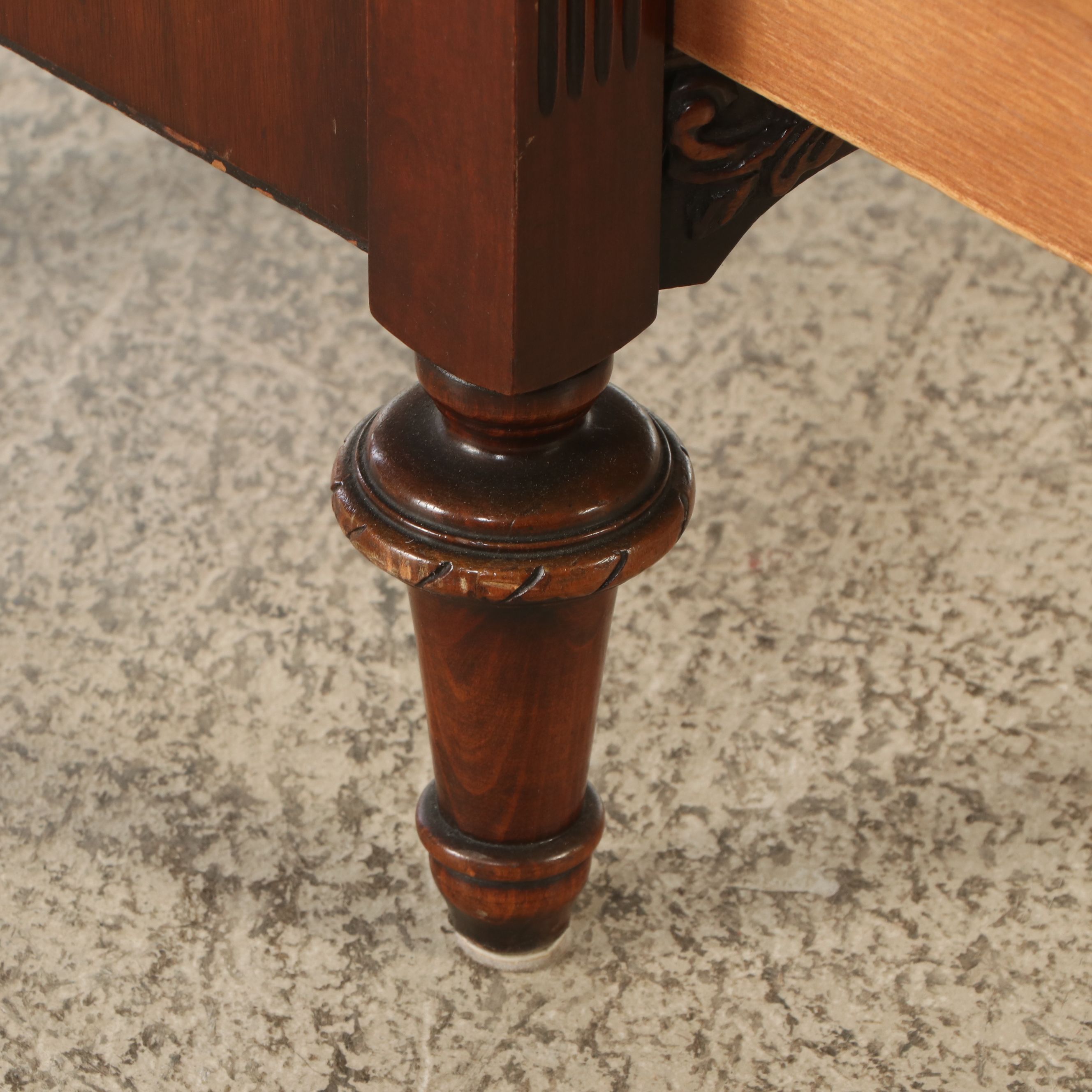 Hepplewhite Mahogany China Cabinet, Early to Mid-20th Century