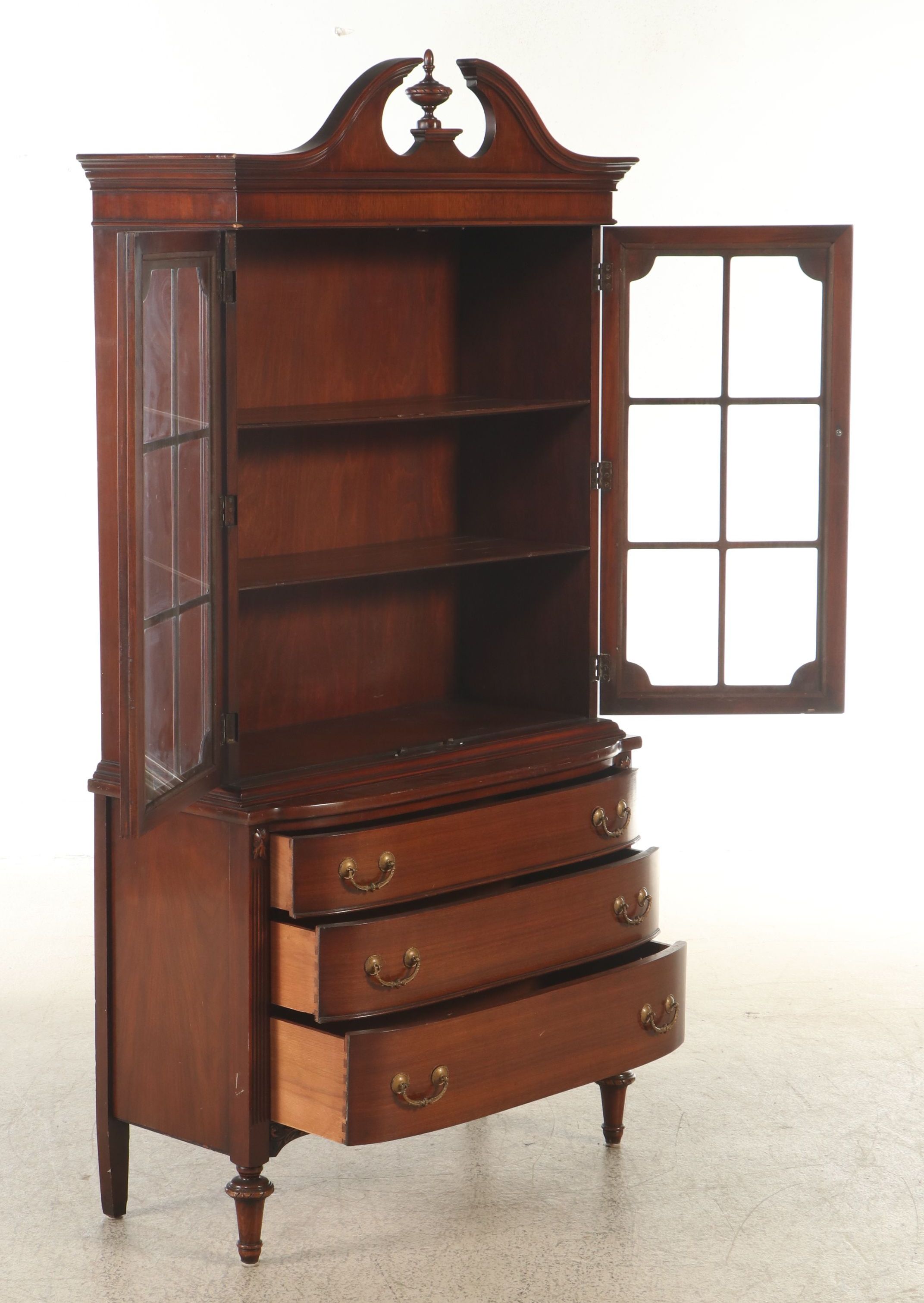 Hepplewhite Mahogany China Cabinet, Early to Mid-20th Century