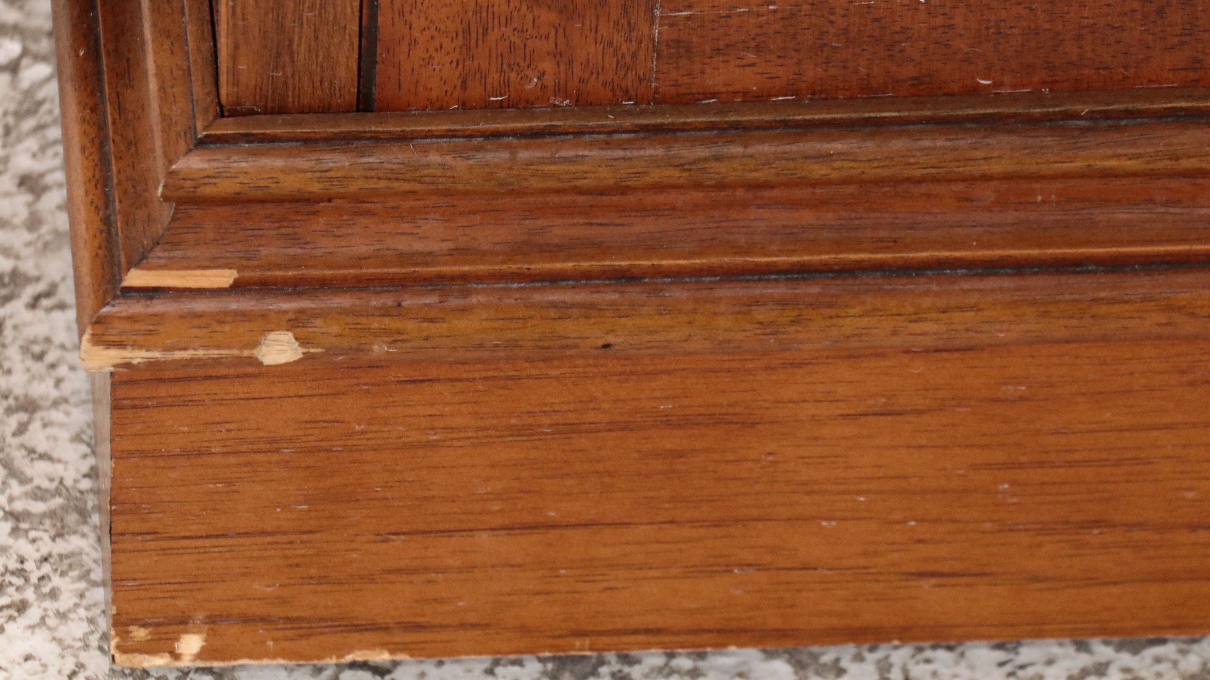 Traditional Style Illuminated Curio Cabinet