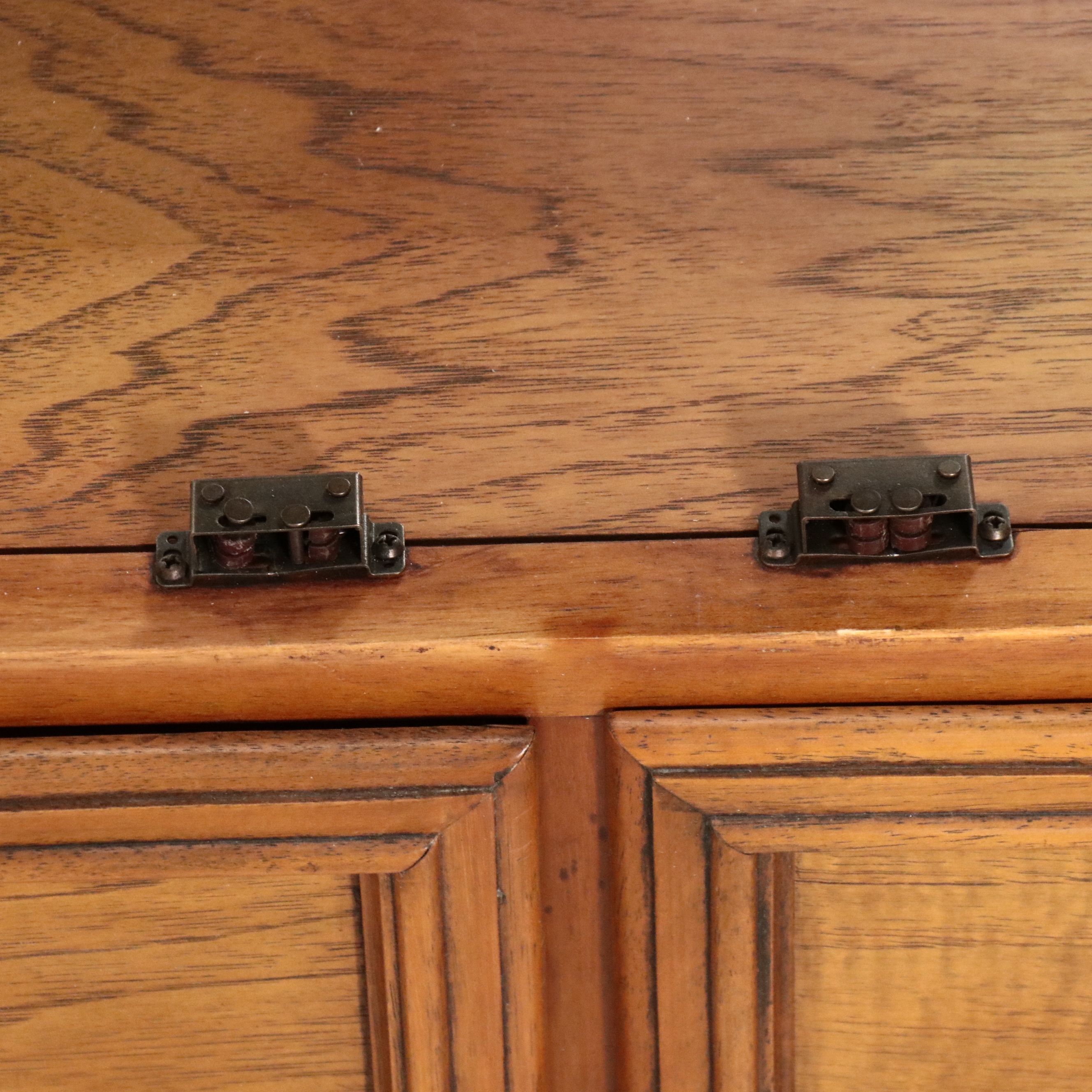 Traditional Style Illuminated Curio Cabinet