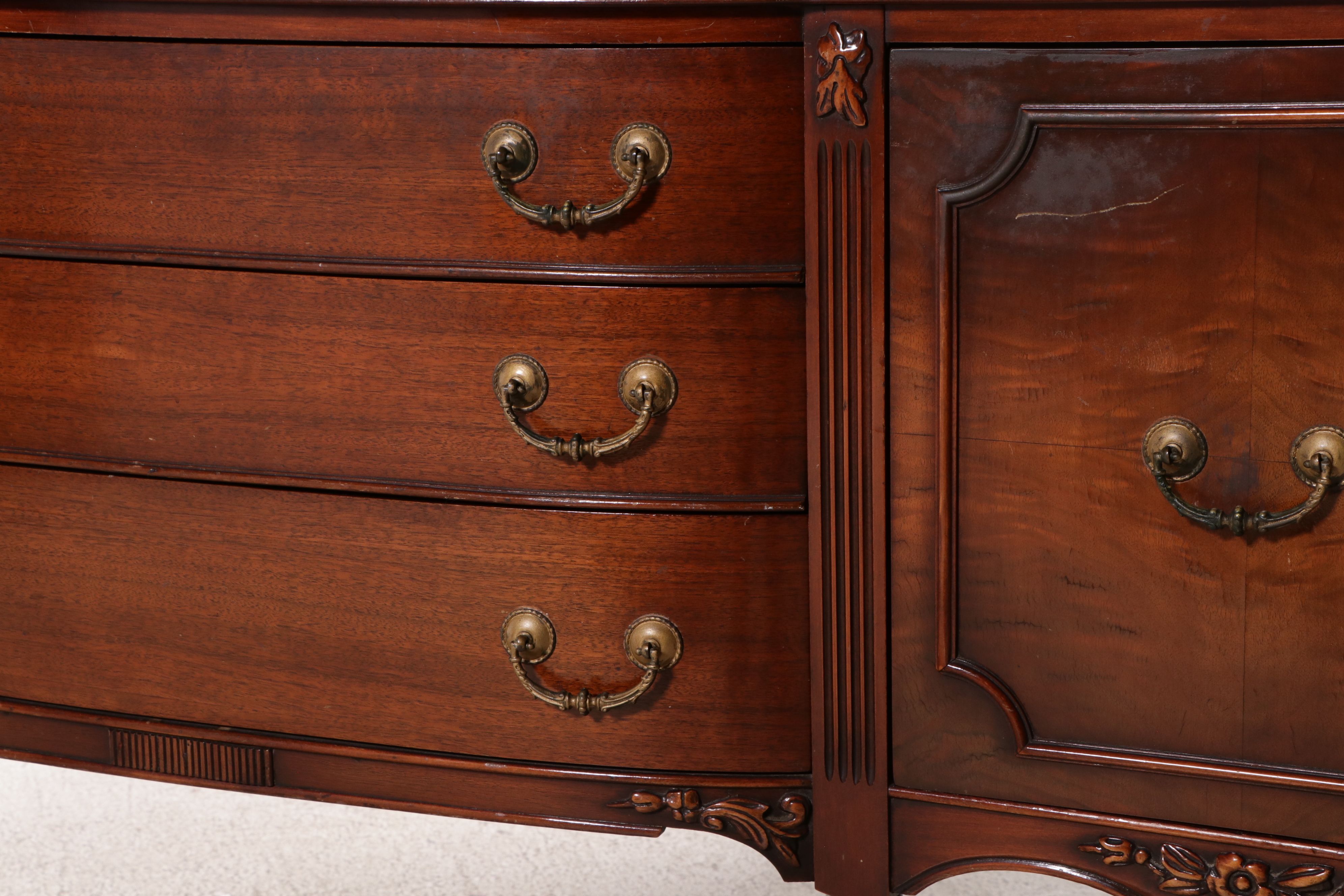 Hepplewhite Style Mahogany Finish Sideboard, Early to Mid-20th Century