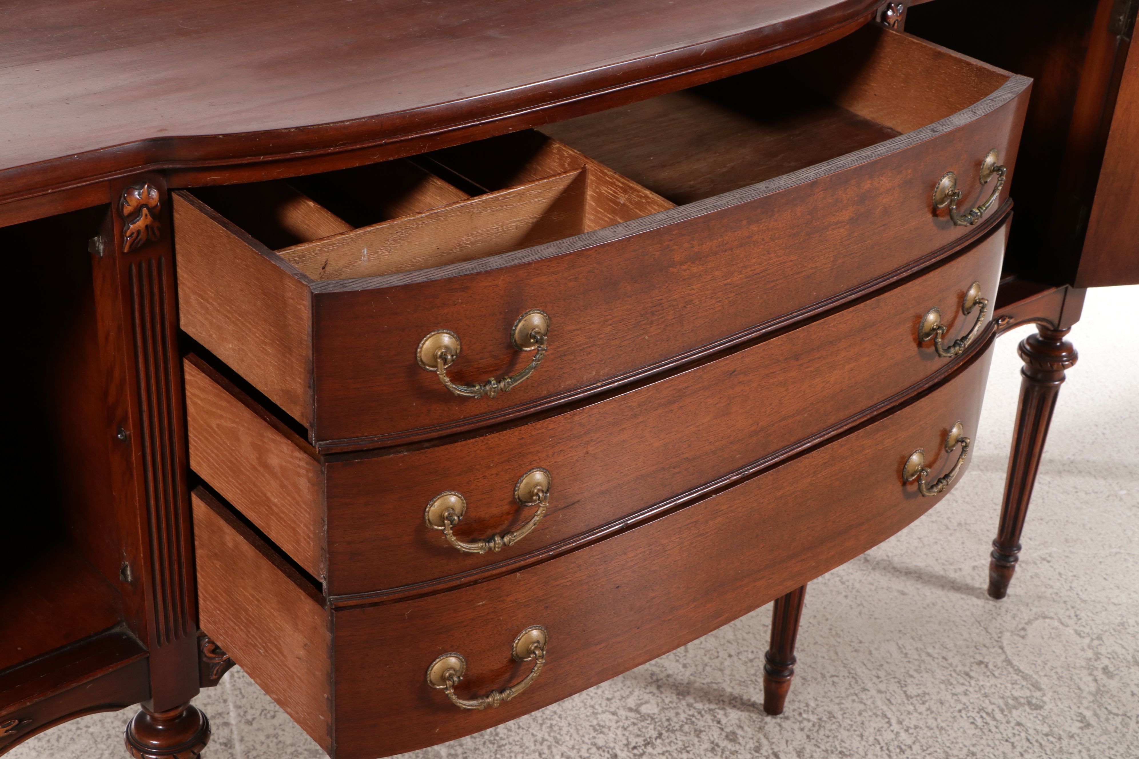Hepplewhite Style Mahogany Finish Sideboard, Early to Mid-20th Century