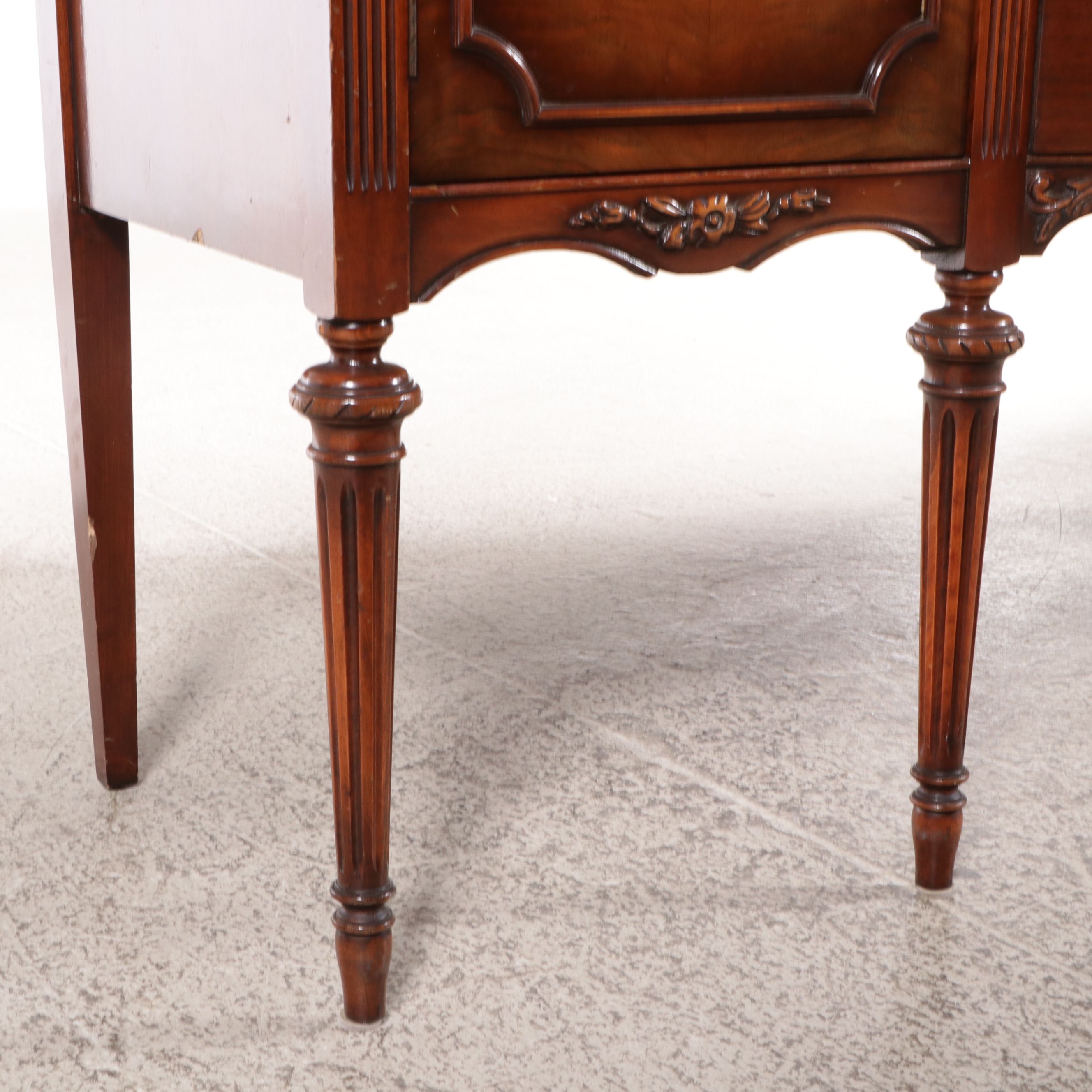 Hepplewhite Style Mahogany Finish Sideboard, Early to Mid-20th Century