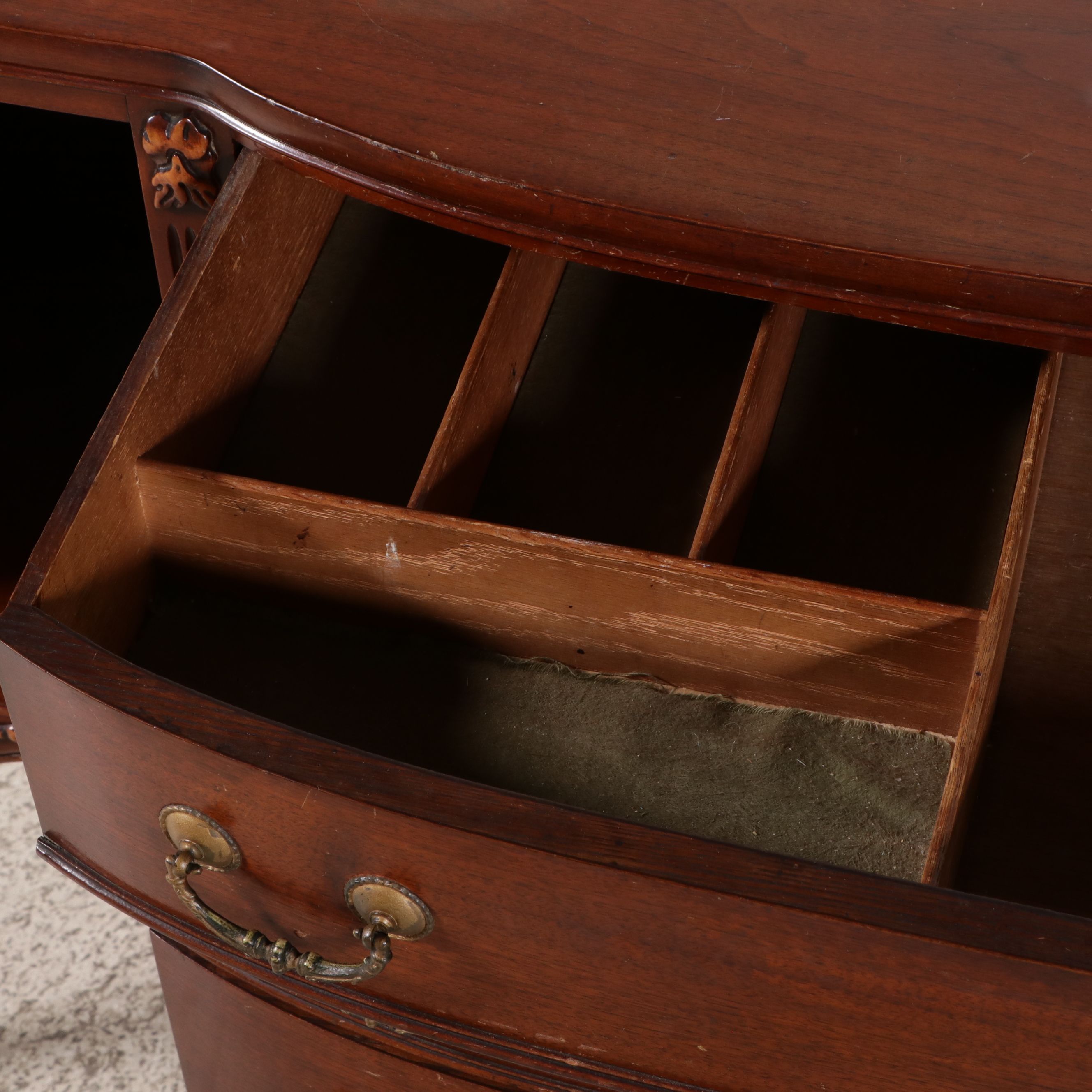 Hepplewhite Style Mahogany Finish Sideboard, Early to Mid-20th Century
