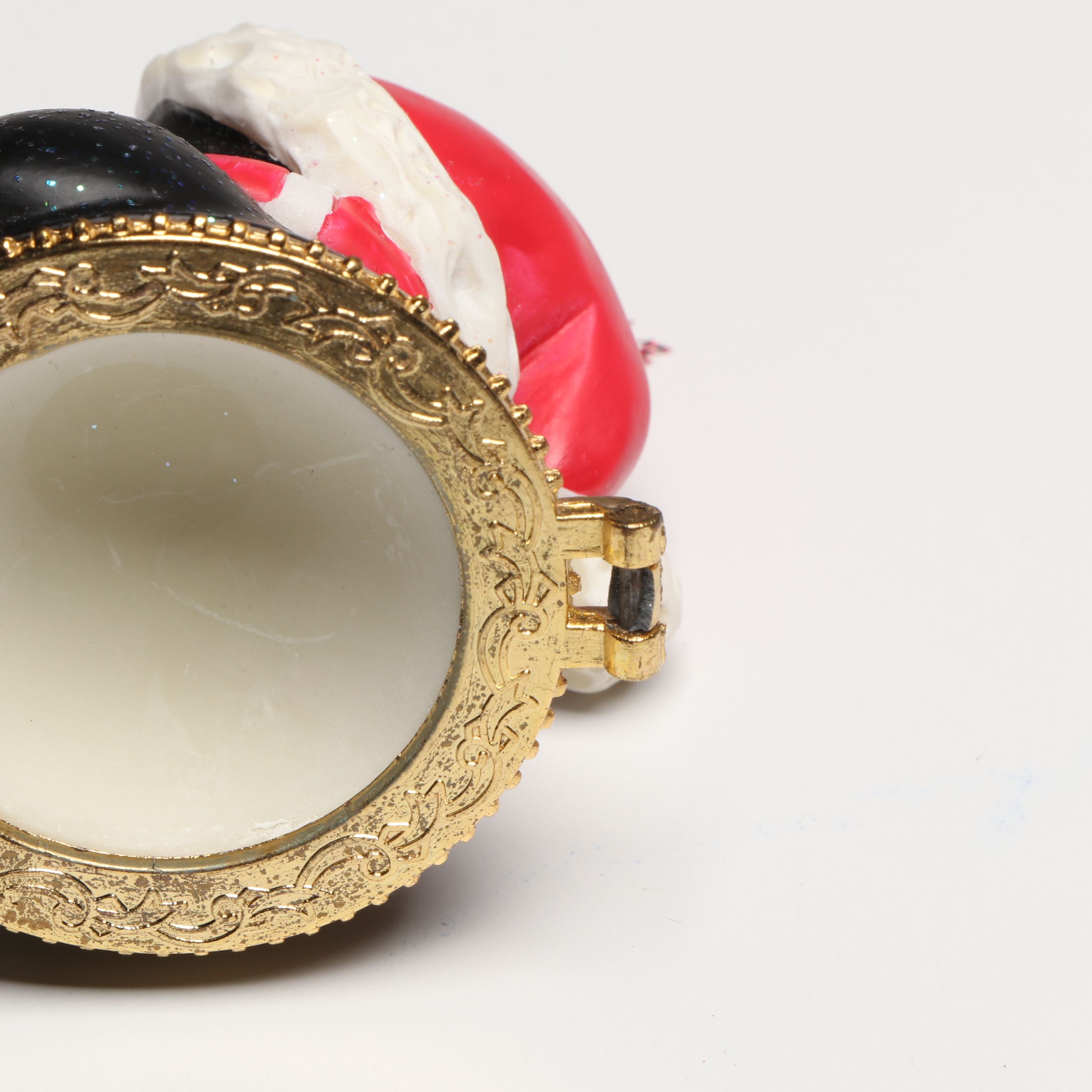 D&V Co. Talking Penguin Chatterbox Radio with Candle Toppers, More Penguin Décor