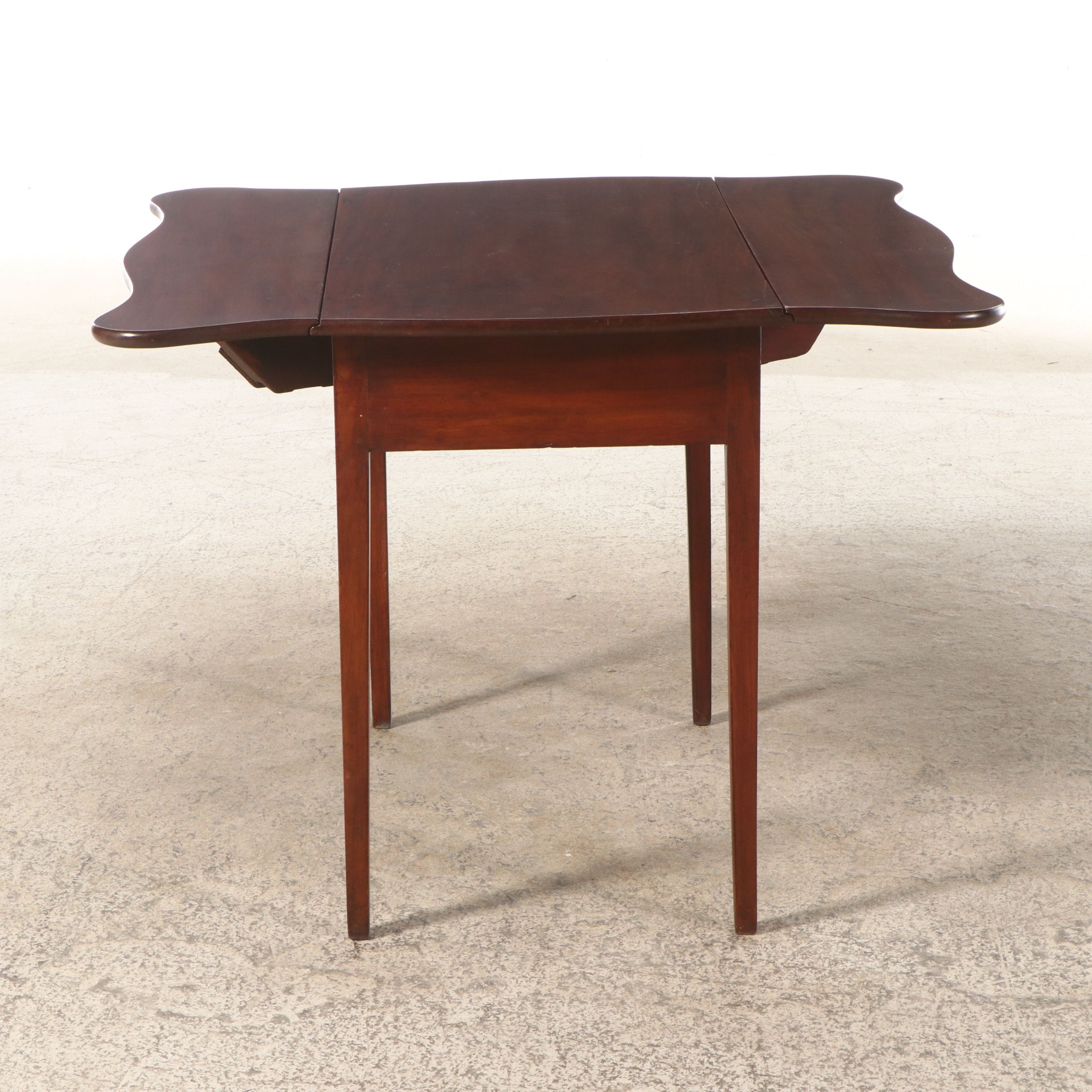 Federal Style Mahogany Butterfly Drop Leaf Table, 19th Century
