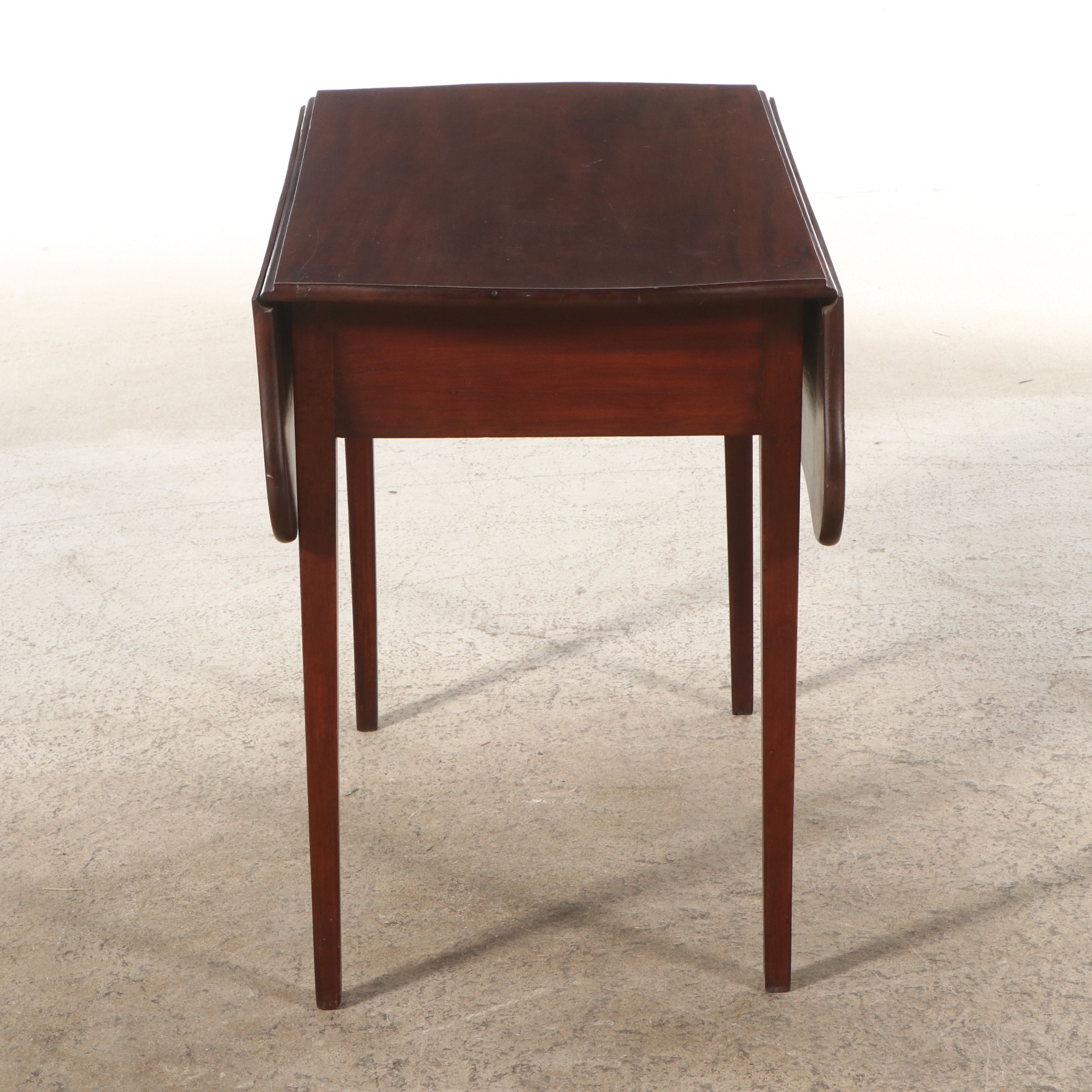 Federal Style Mahogany Butterfly Drop Leaf Table, 19th Century
