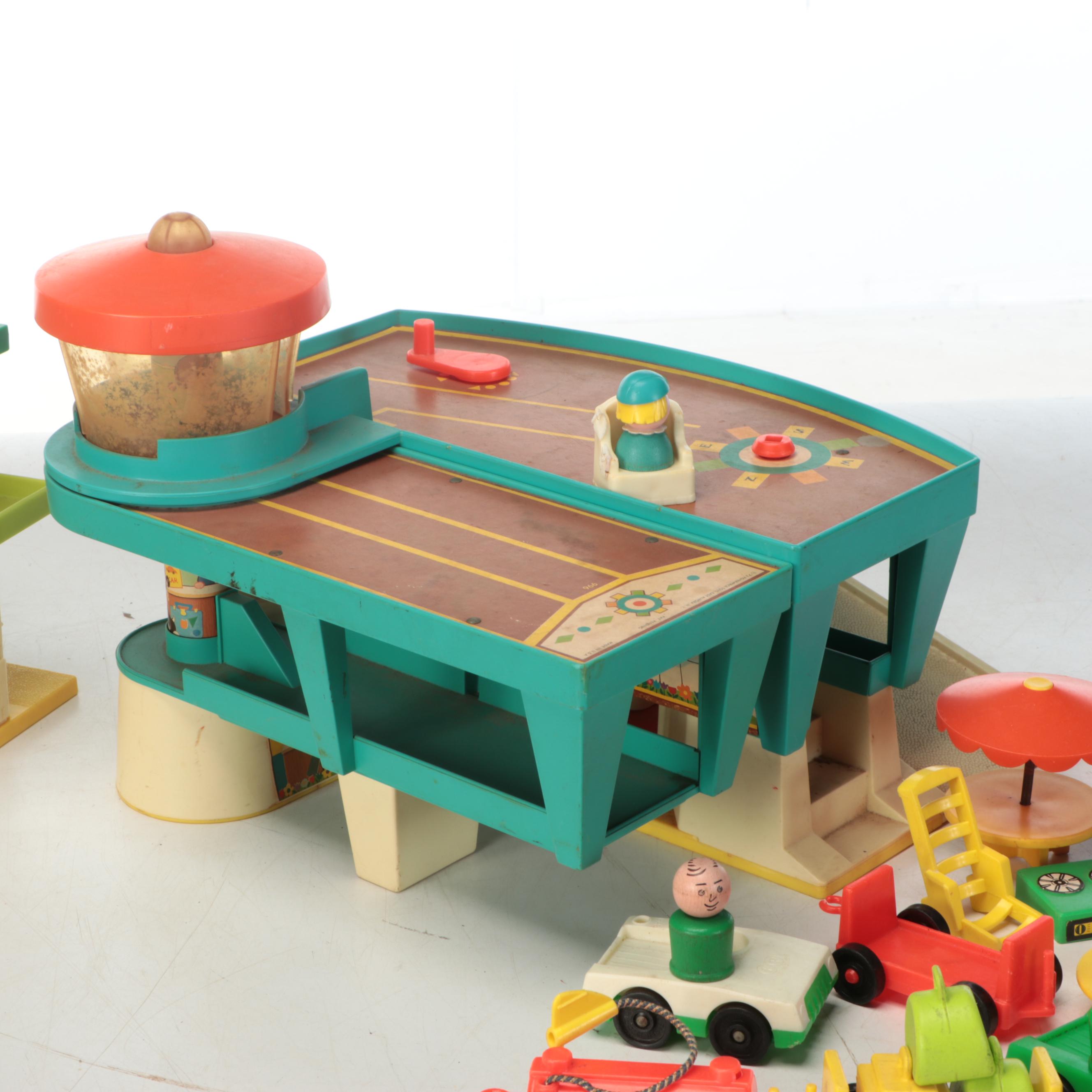 Fisher-Price Play Family Airport Set with Playskool Holiday Inn Set