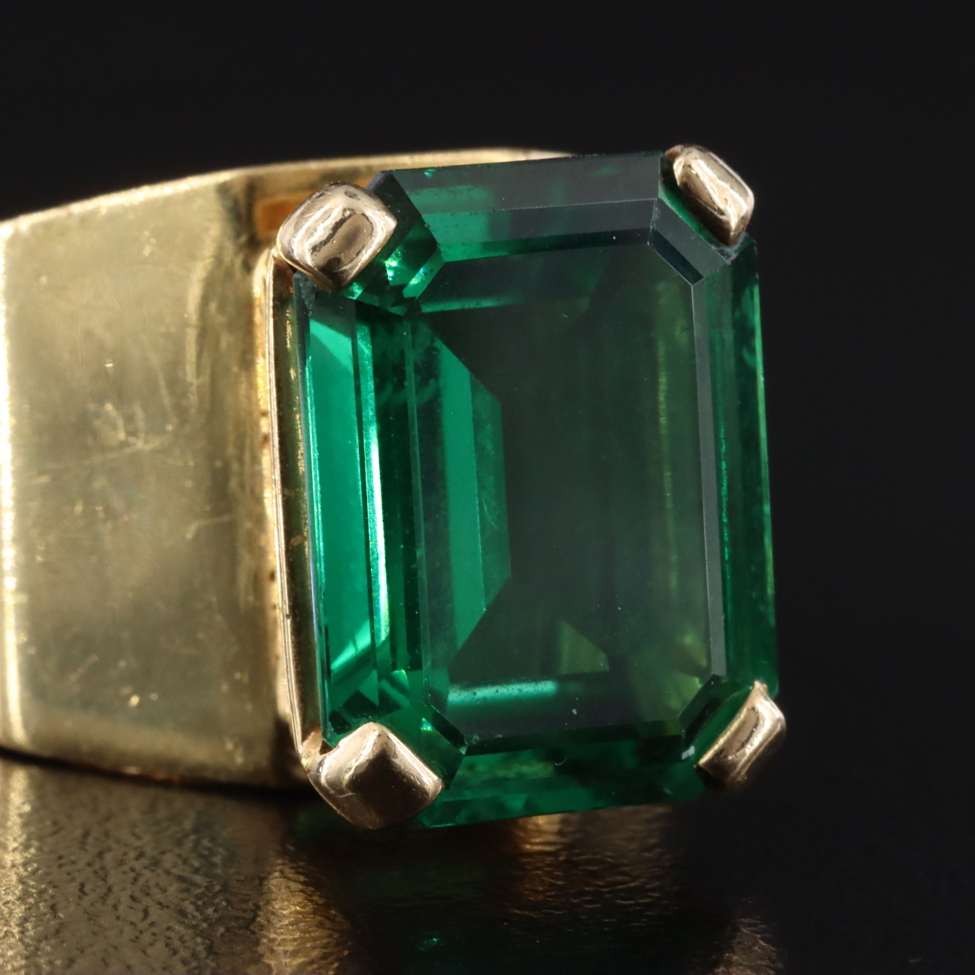 18K Spinel Triplet Ring