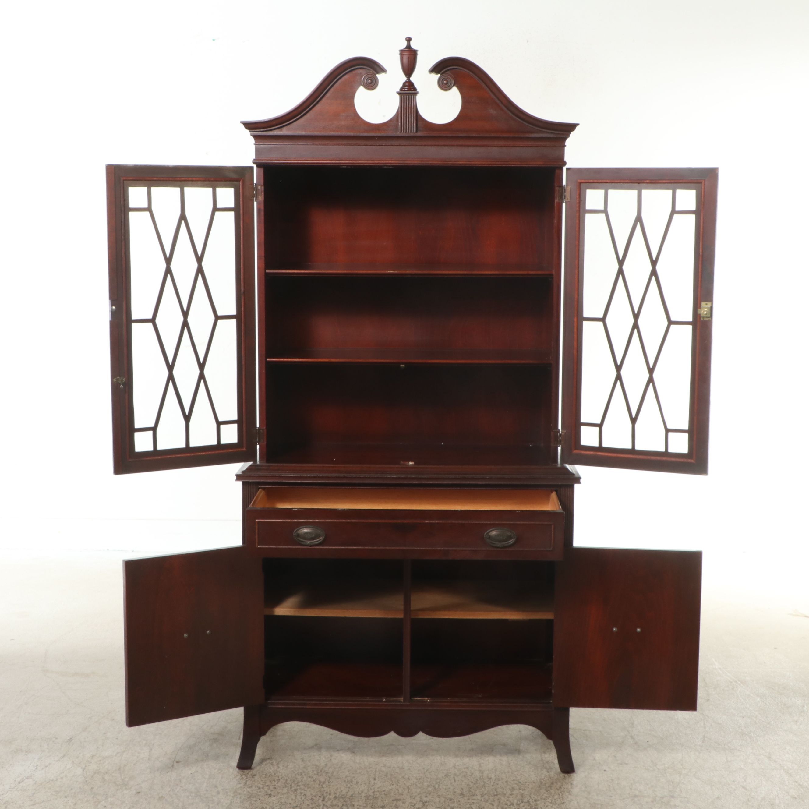 Hepplewhite Style Mahogany China Cabinet, 20th Century