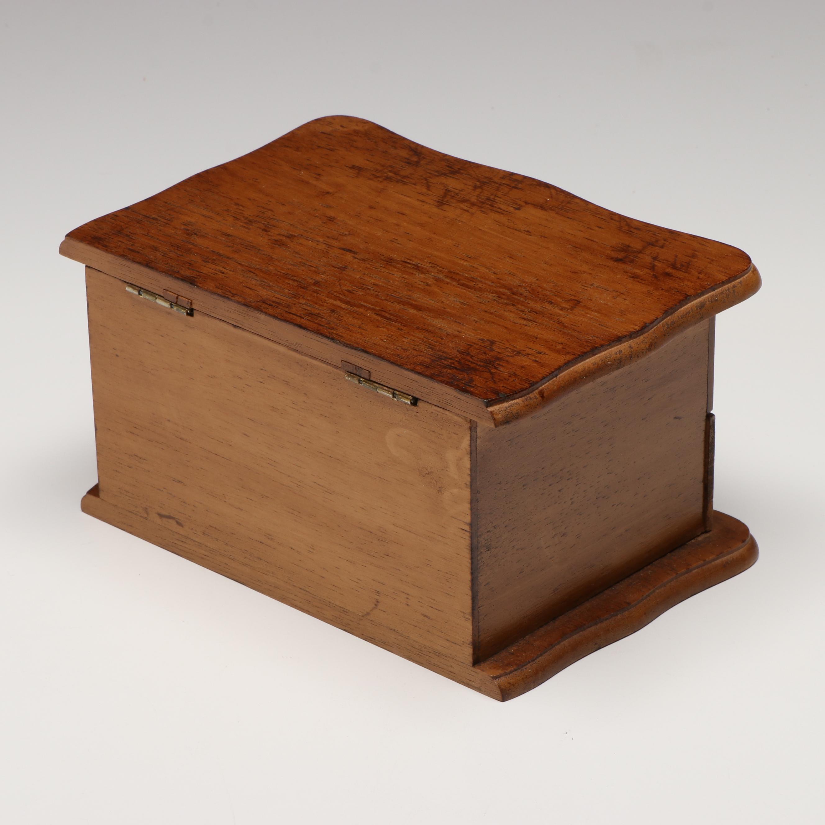 Singer Buttonholer Tool with Thread Spools, Scissors and More Sewing Accessories