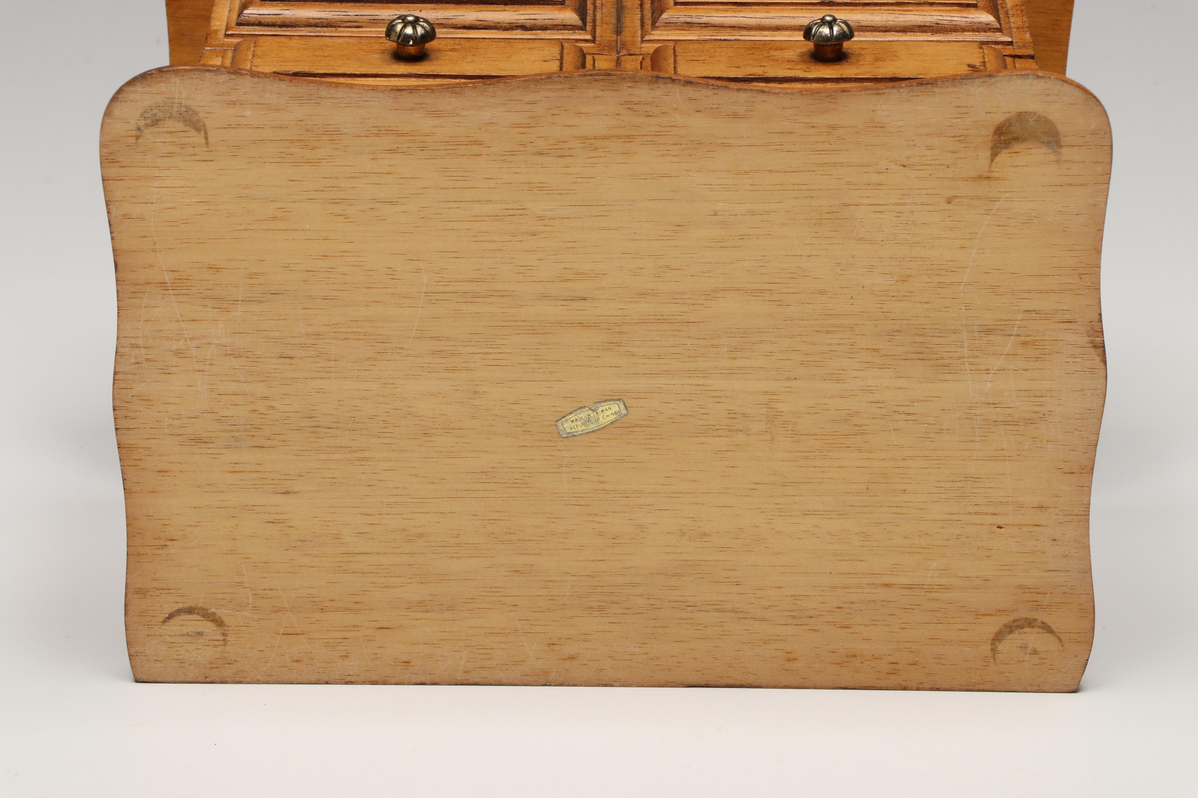 Singer Buttonholer Tool with Thread Spools, Scissors and More Sewing Accessories