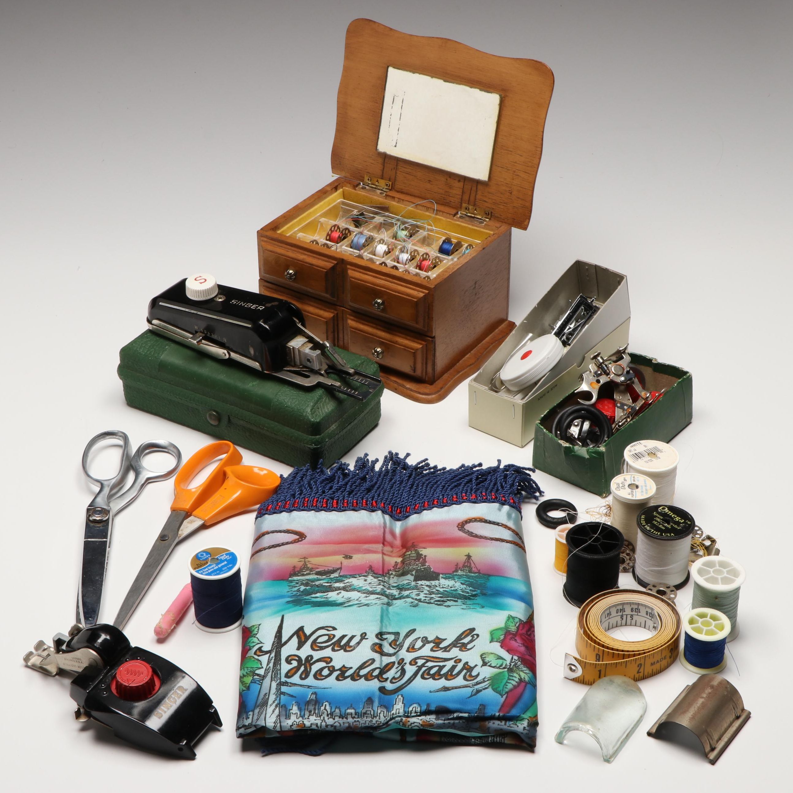 Singer Buttonholer Tool with Thread Spools, Scissors and More Sewing Accessories