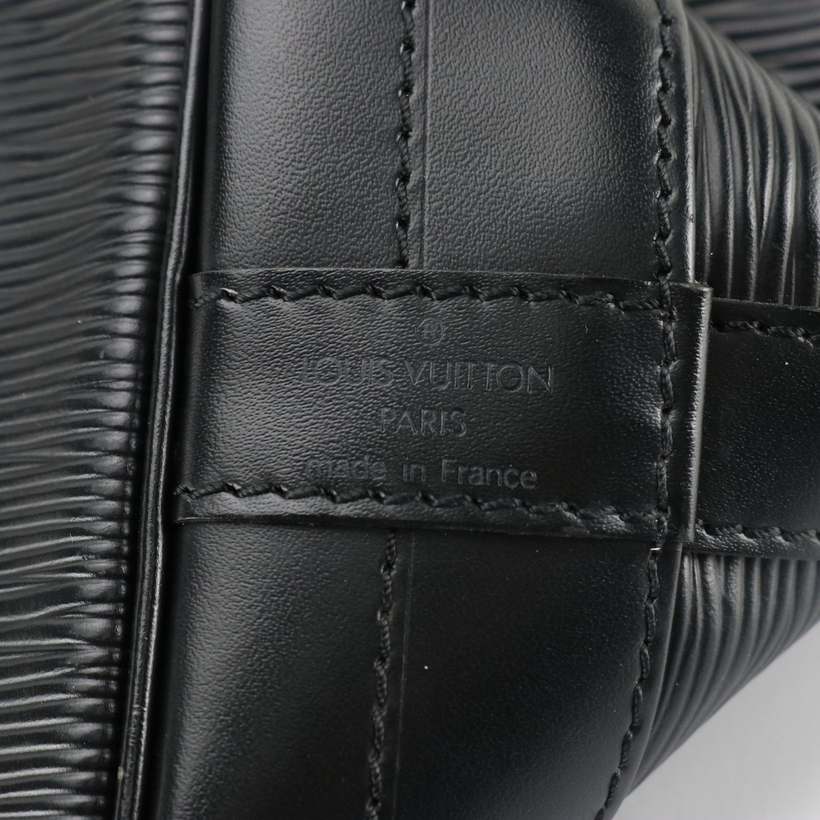 Louis Vuitton Noé Drawstring Tote in Black Epi and Smooth Leather