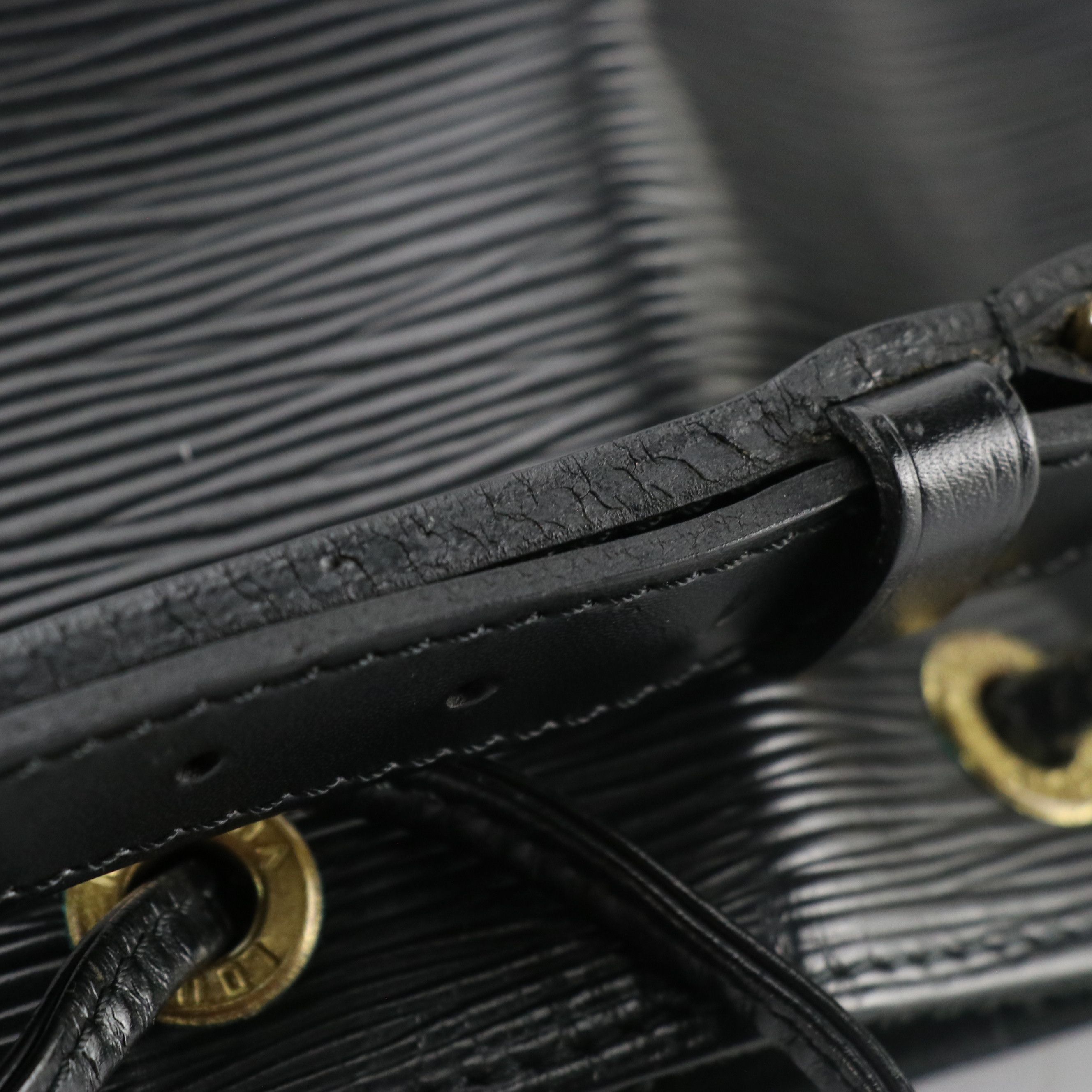 Louis Vuitton Noé Drawstring Tote in Black Epi and Smooth Leather