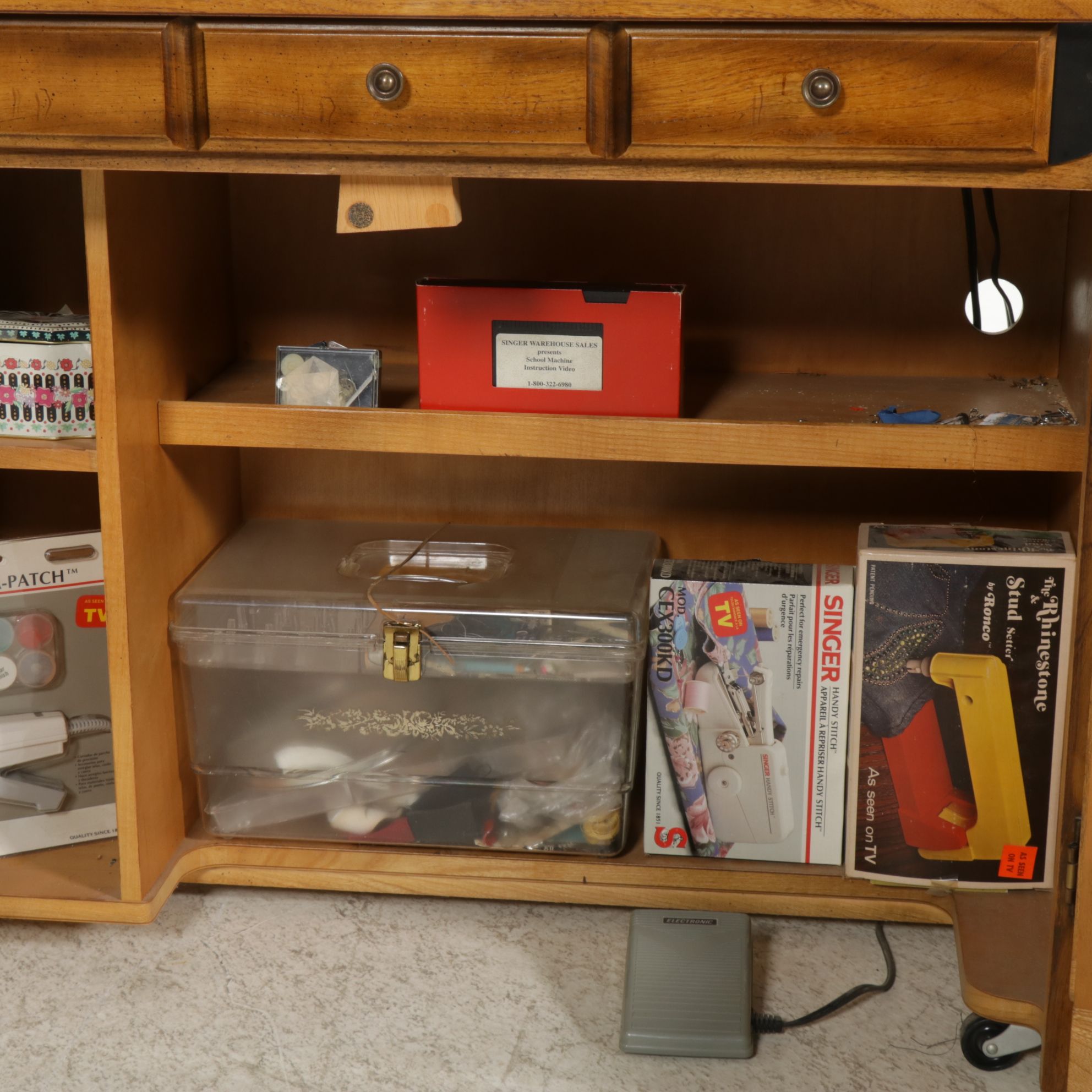 Singer Model 6423 Sewing Machine in Walnut Cabinet with Accessories