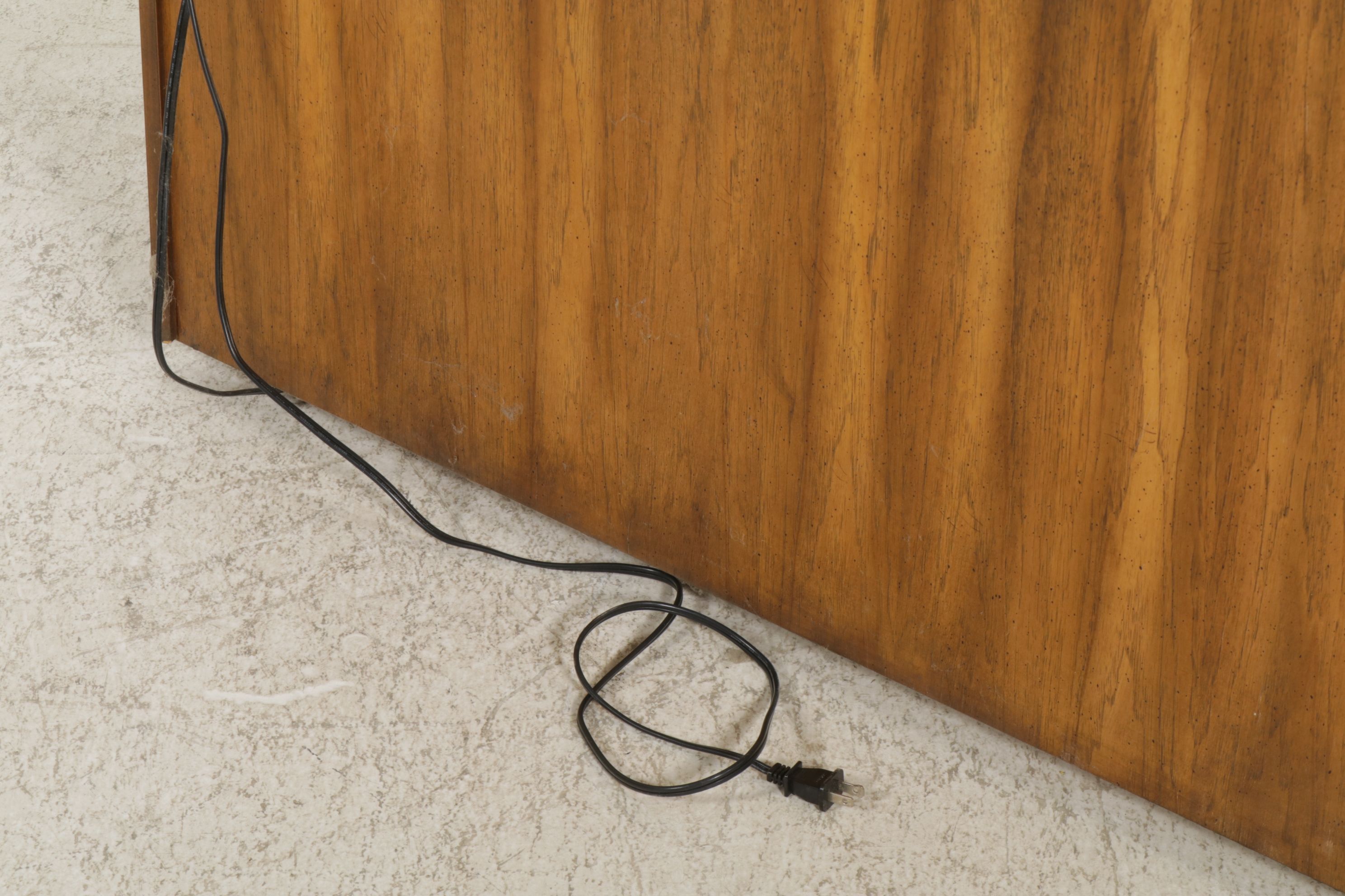 Singer Model 6423 Sewing Machine in Walnut Cabinet with Accessories