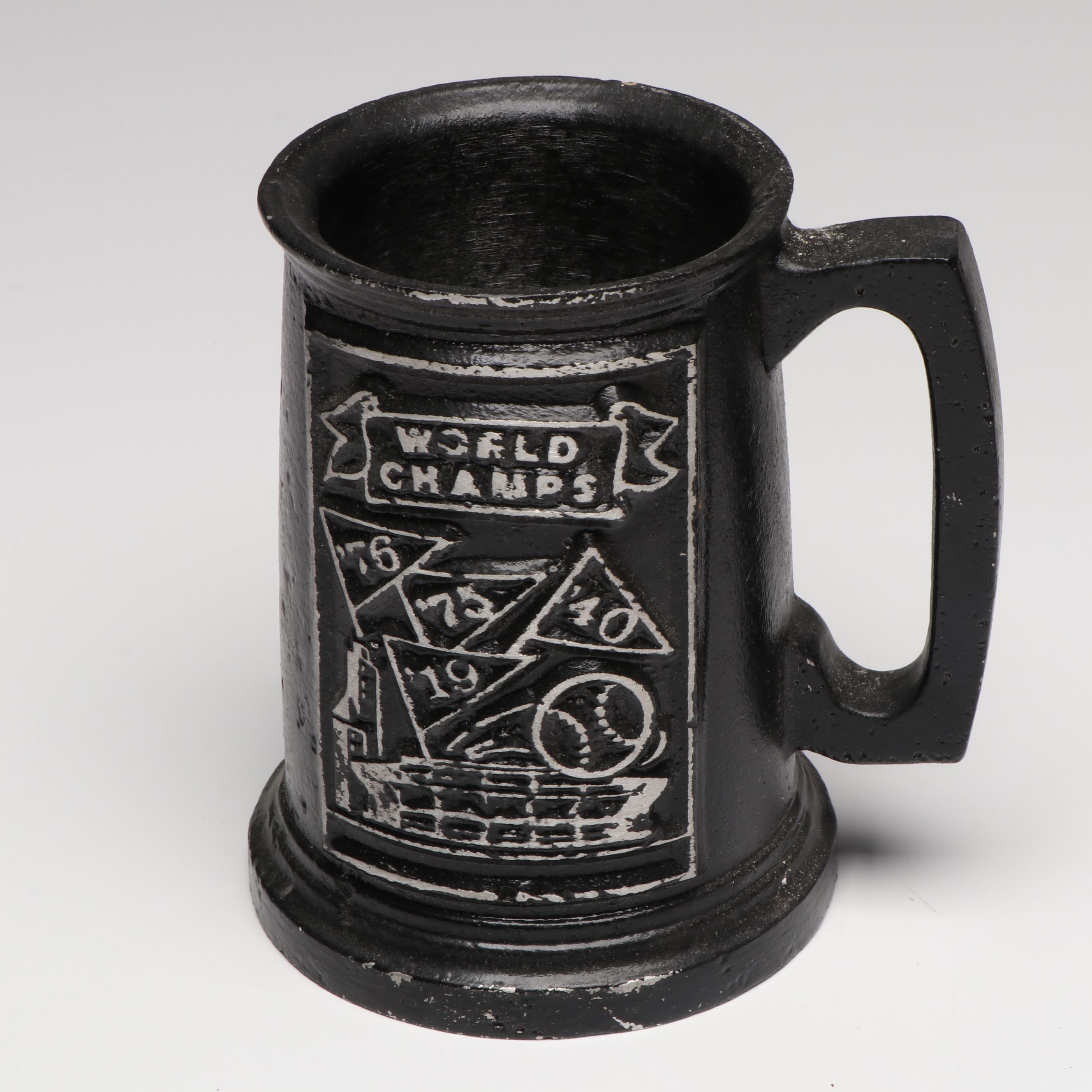 Manix Cincinnati Reds Wall Clock with Figurines and More Collectibles and Décor