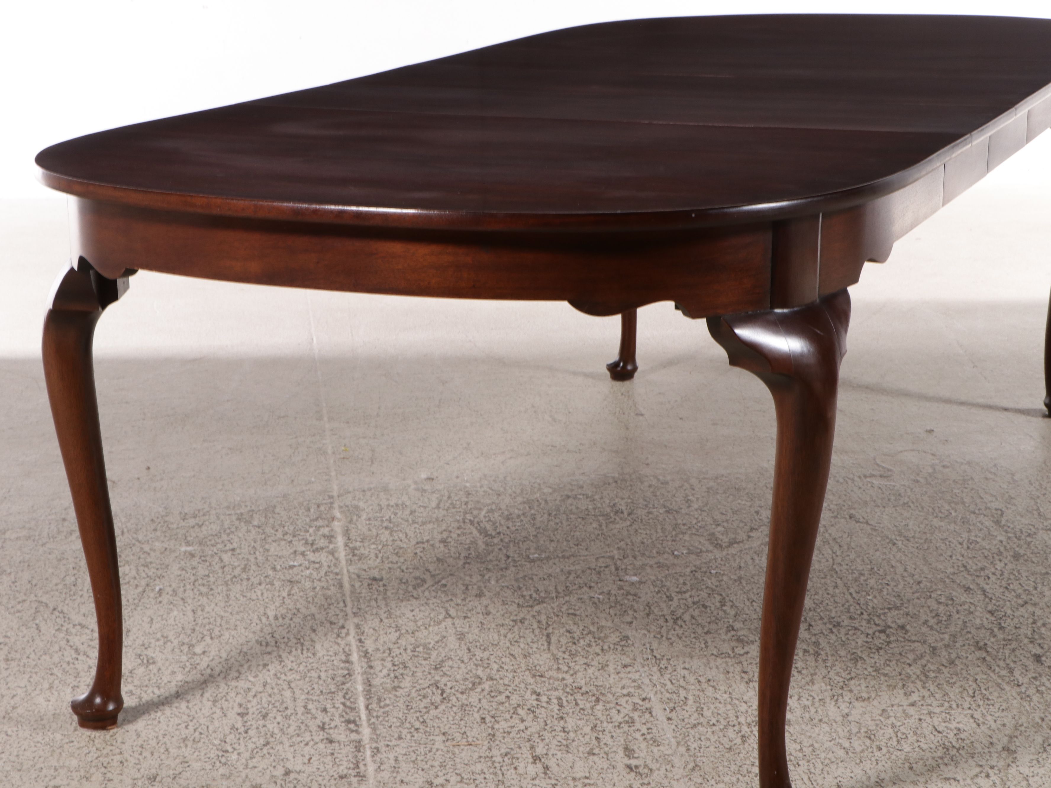 Henkel-Harris Co. Queen Anne Style Mahogany Seven-Piece Dining Set, Late 20th C.