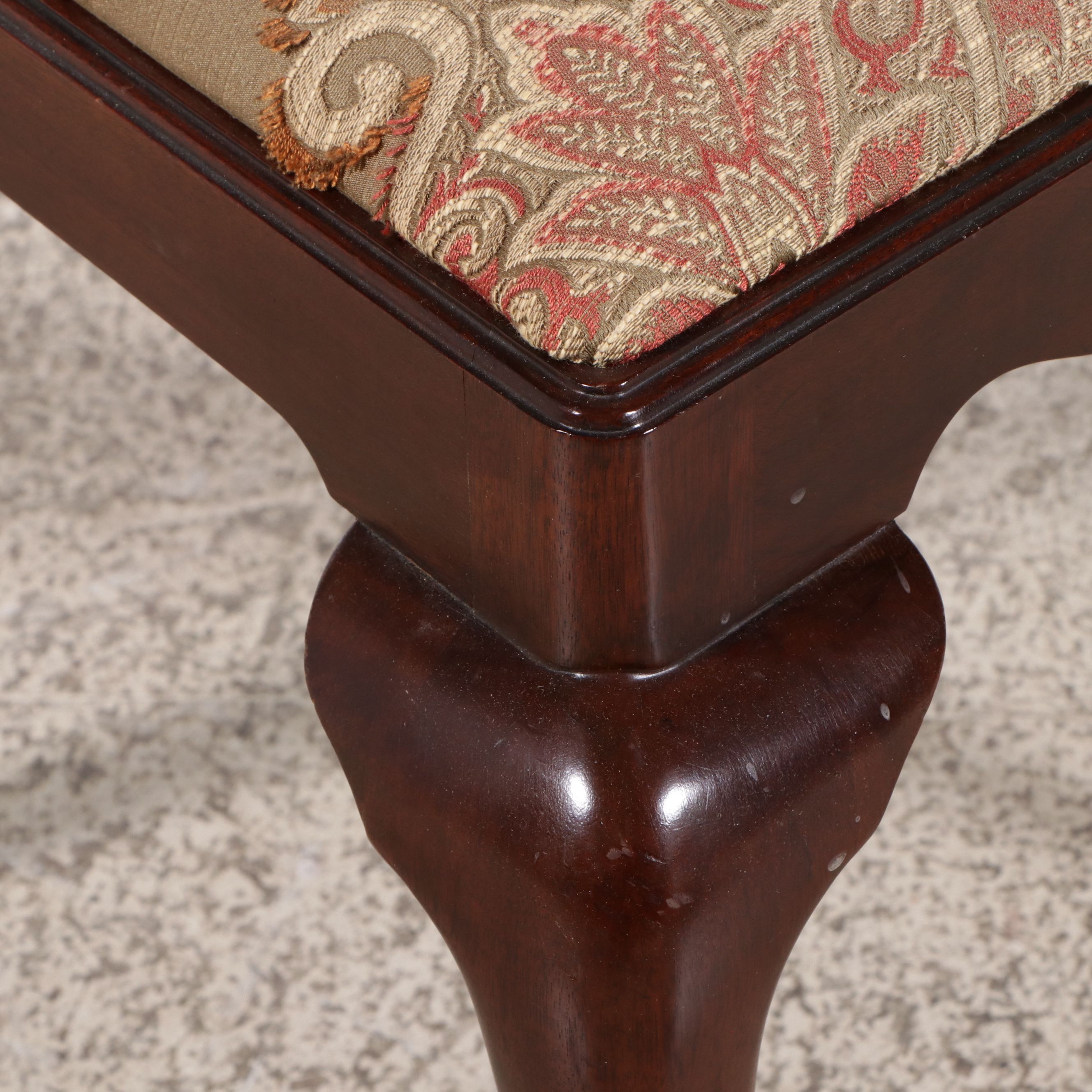 Henkel-Harris Co. Queen Anne Style Mahogany Seven-Piece Dining Set, Late 20th C.