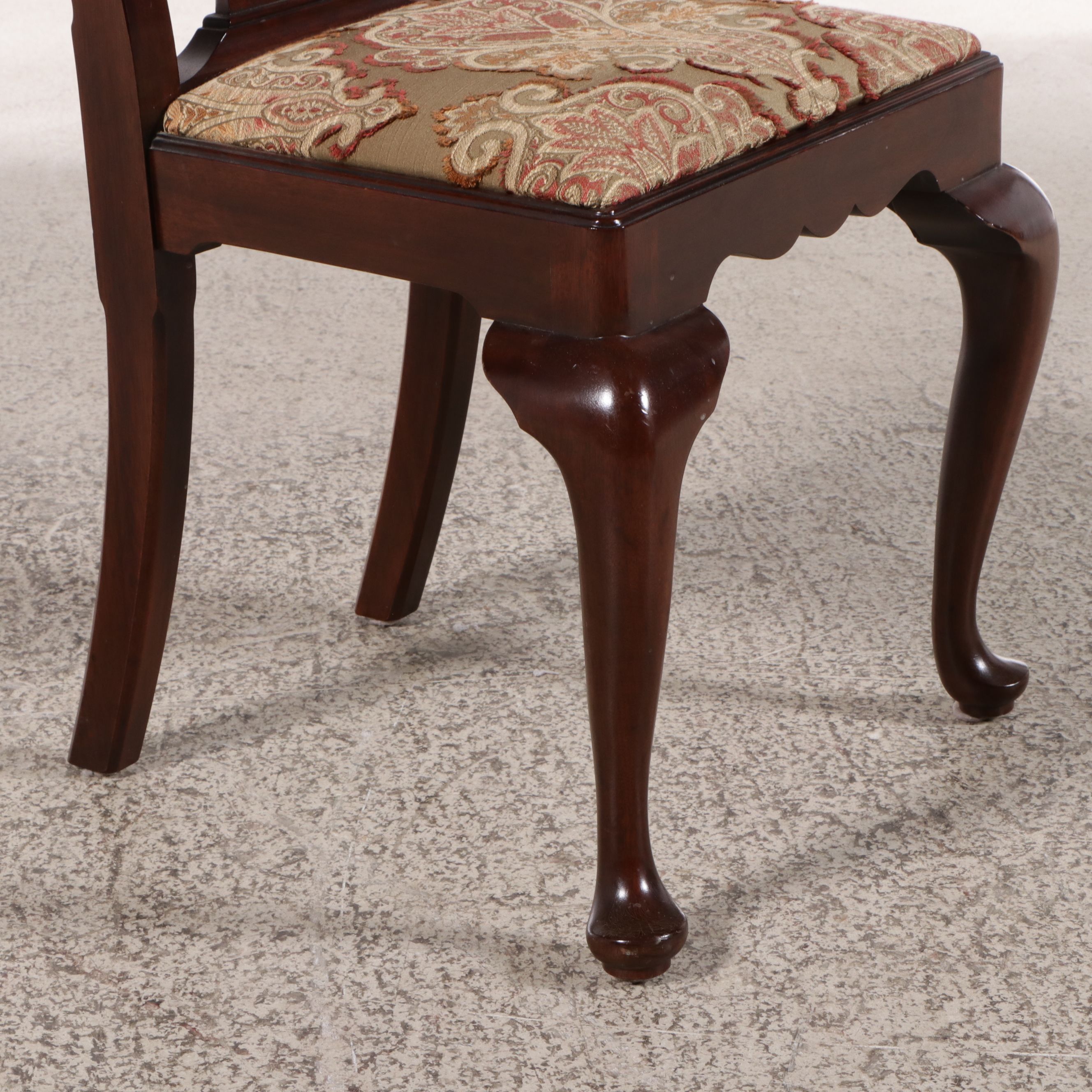 Henkel-Harris Co. Queen Anne Style Mahogany Seven-Piece Dining Set, Late 20th C.