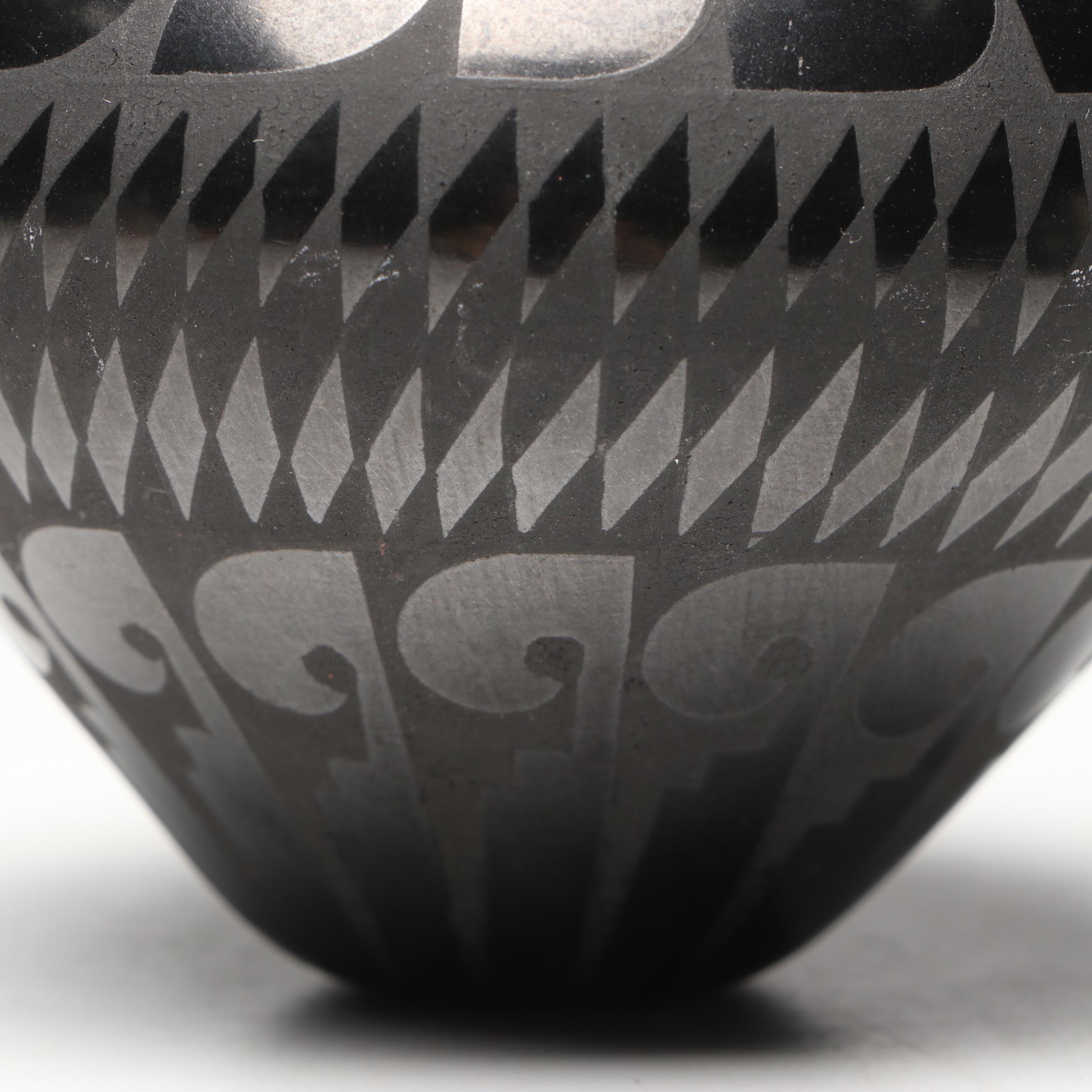 Edmundo Lopez Mata Ortiz Blackware Pot