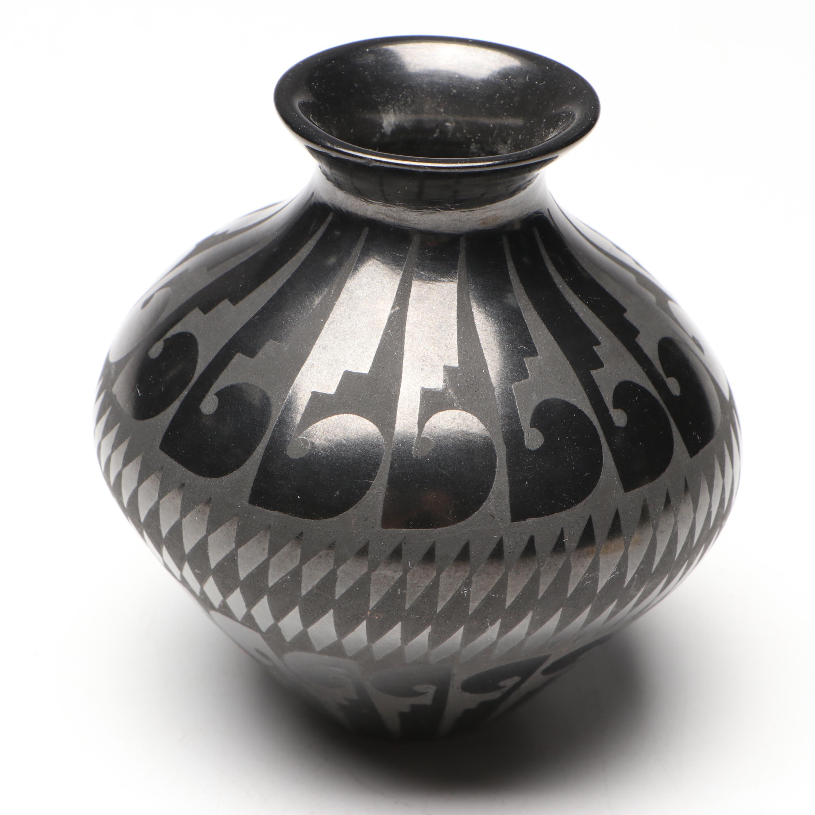 Edmundo Lopez Mata Ortiz Blackware Pot