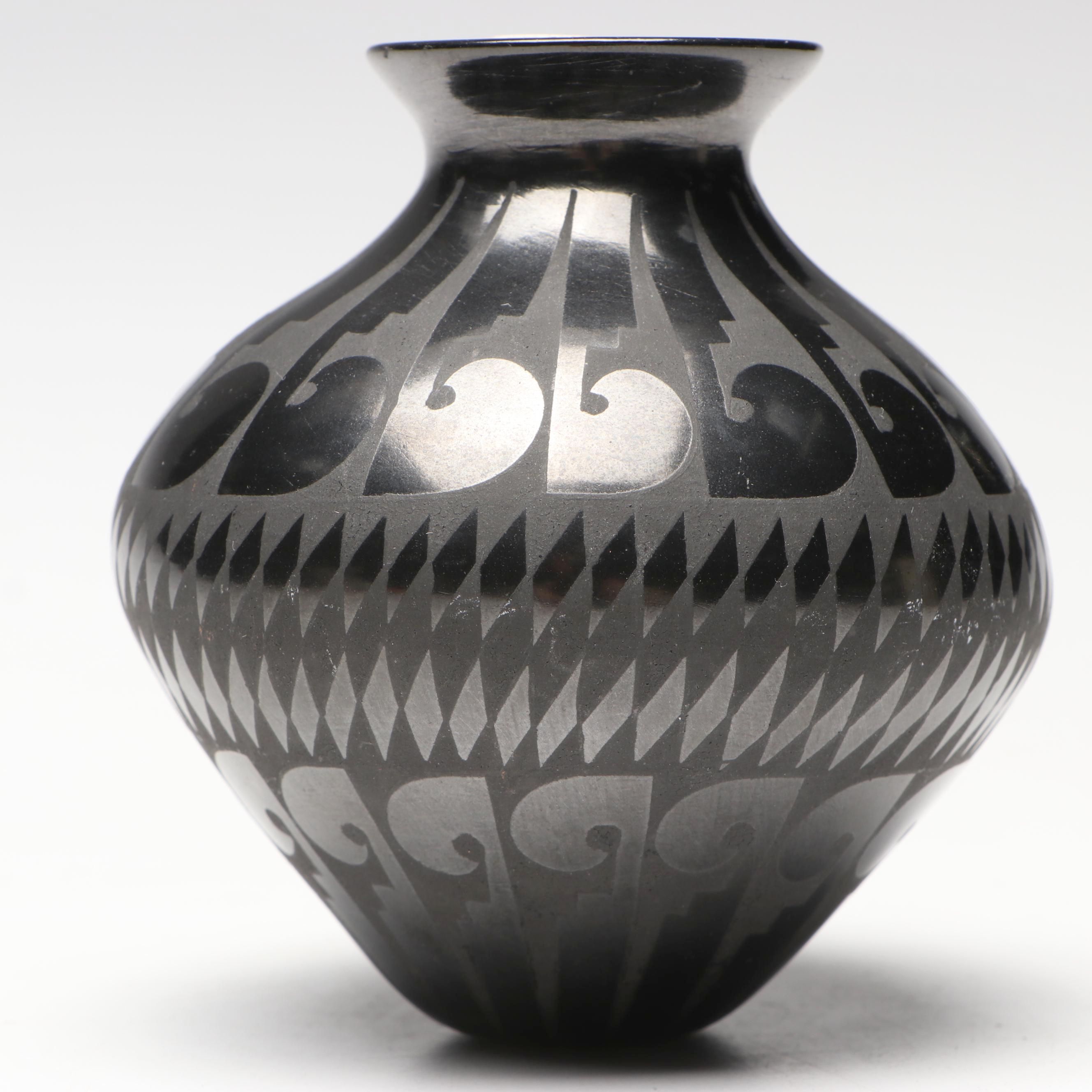 Edmundo Lopez Mata Ortiz Blackware Pot