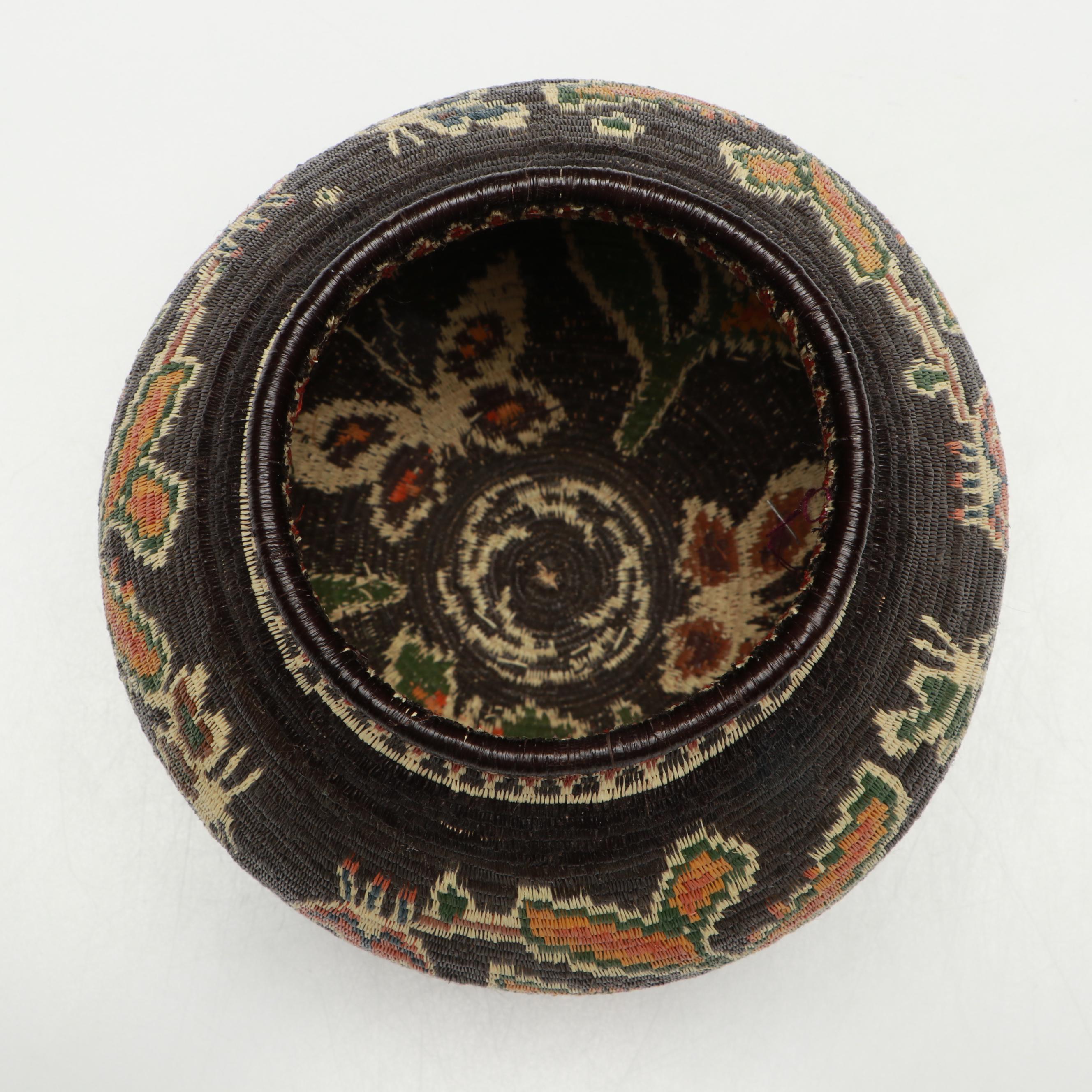Daisy Membora Panamanian Emberá-Wounaan Handwoven  Palm Fiber Basket