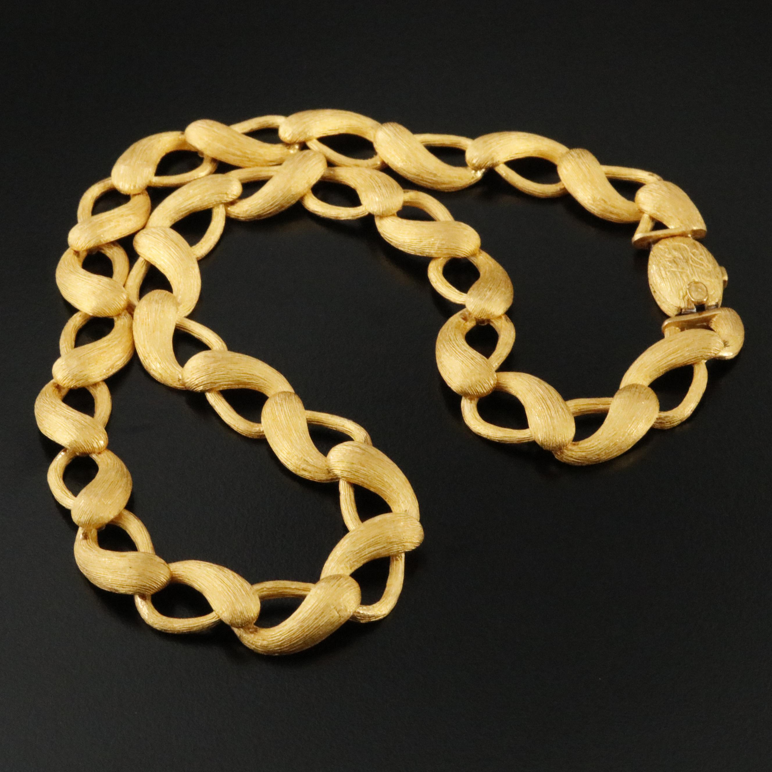 24K Interlocking Chain Necklace with Brushed Finish | EBTH