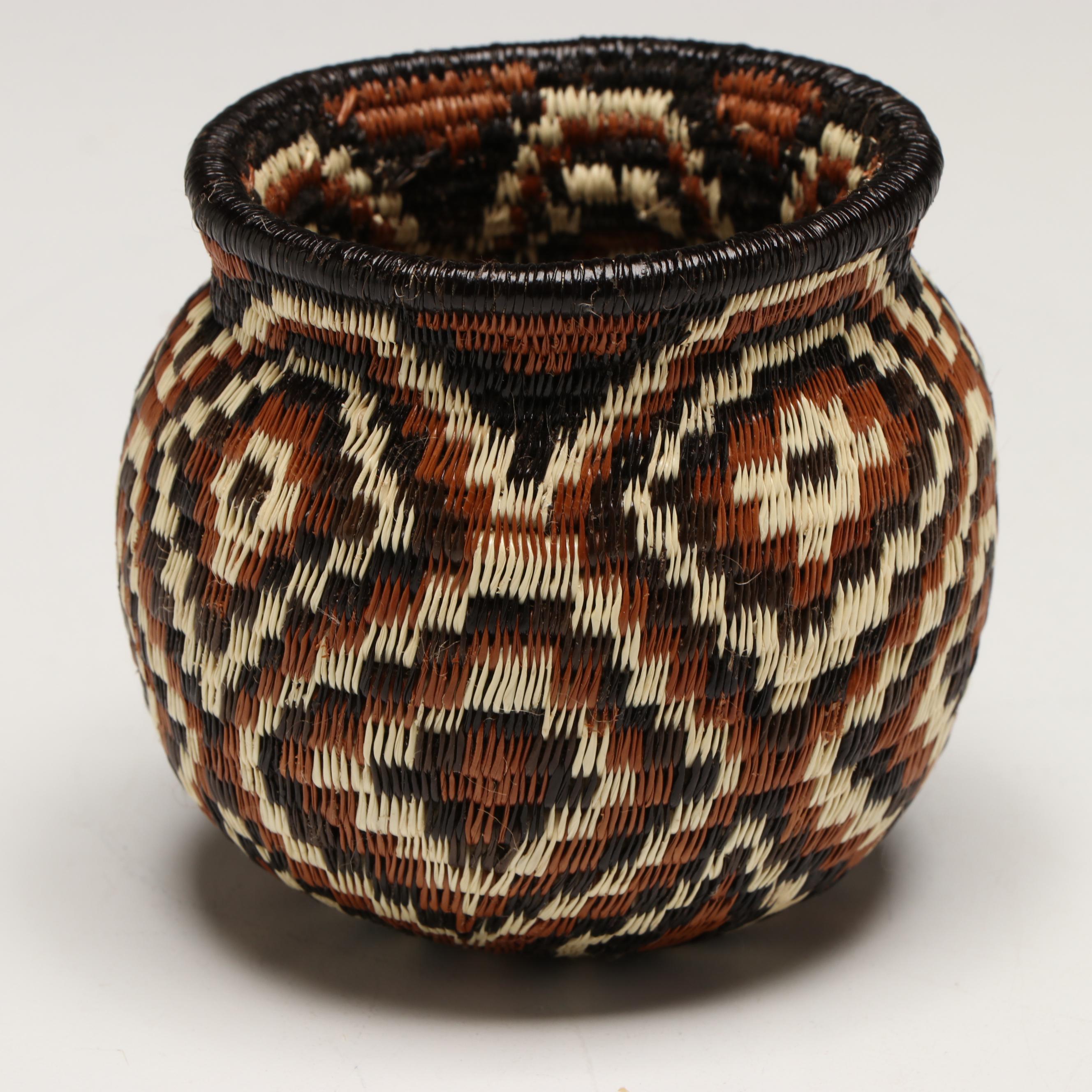 Emberá-Wounaan Handwoven Chunga Palm Fiber Baskets and Necklace