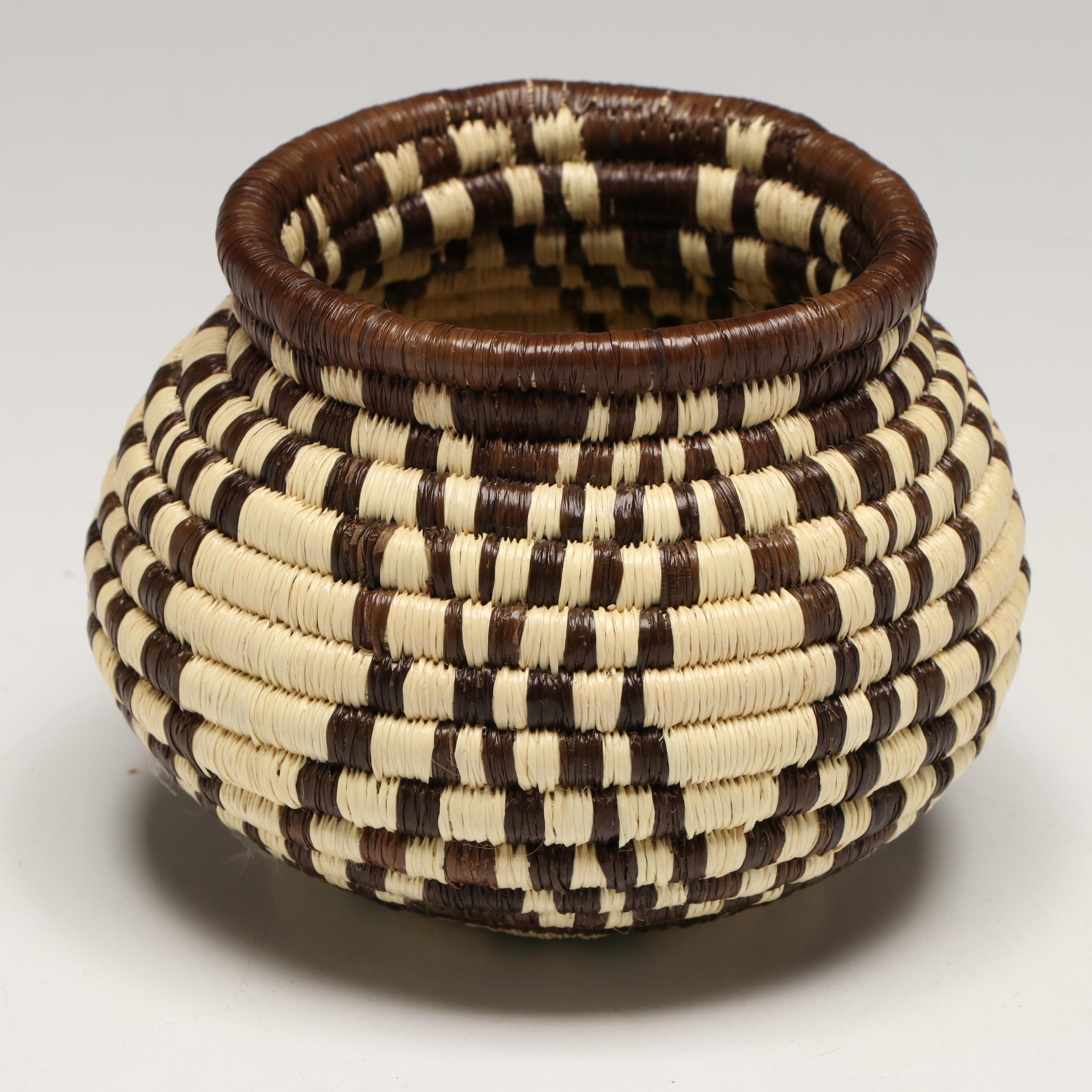 Emberá-Wounaan Handwoven Chunga Palm Fiber Baskets and Necklace