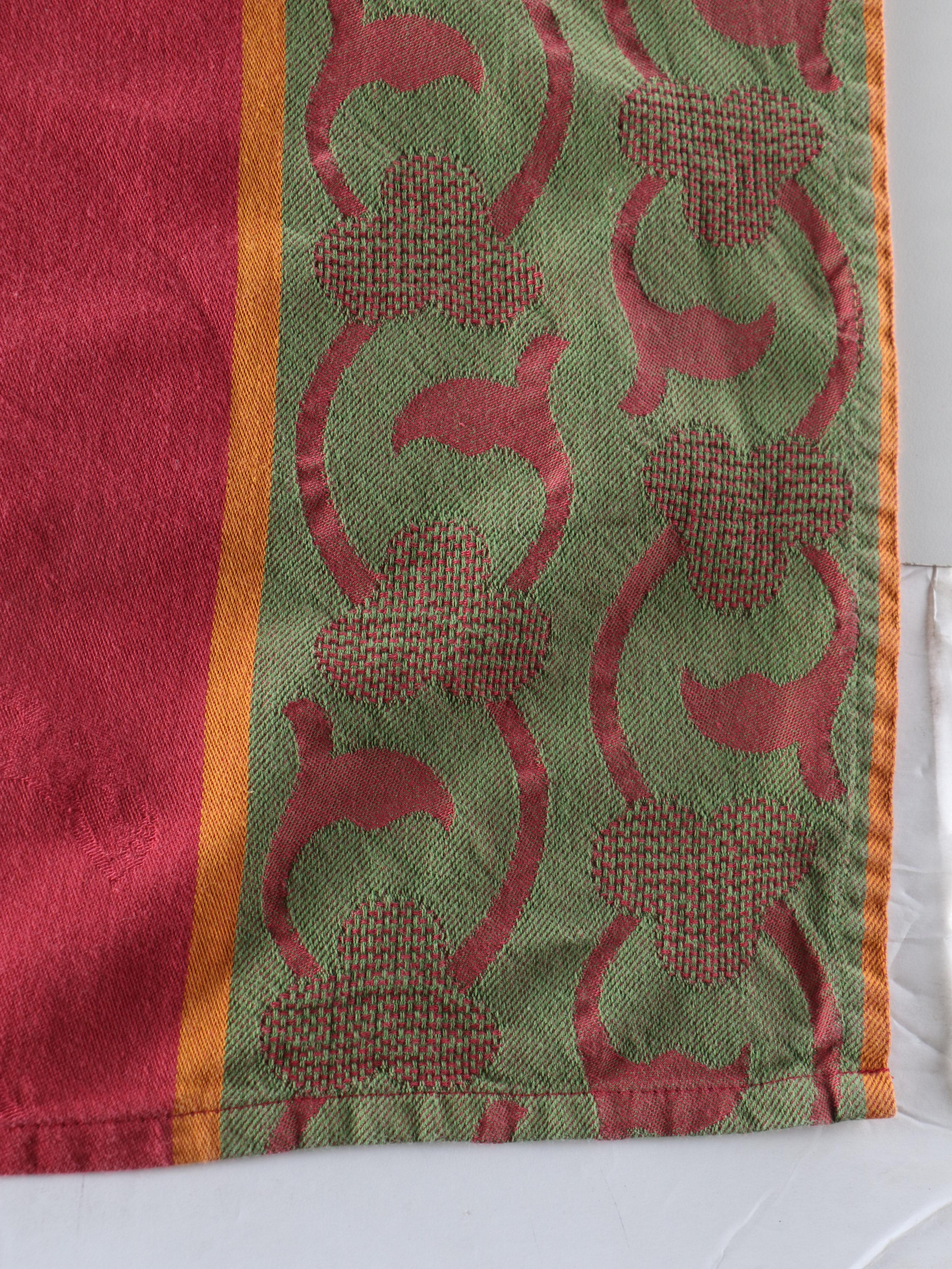 Le Jacquard Français Linen Table Runner with More Table Linens