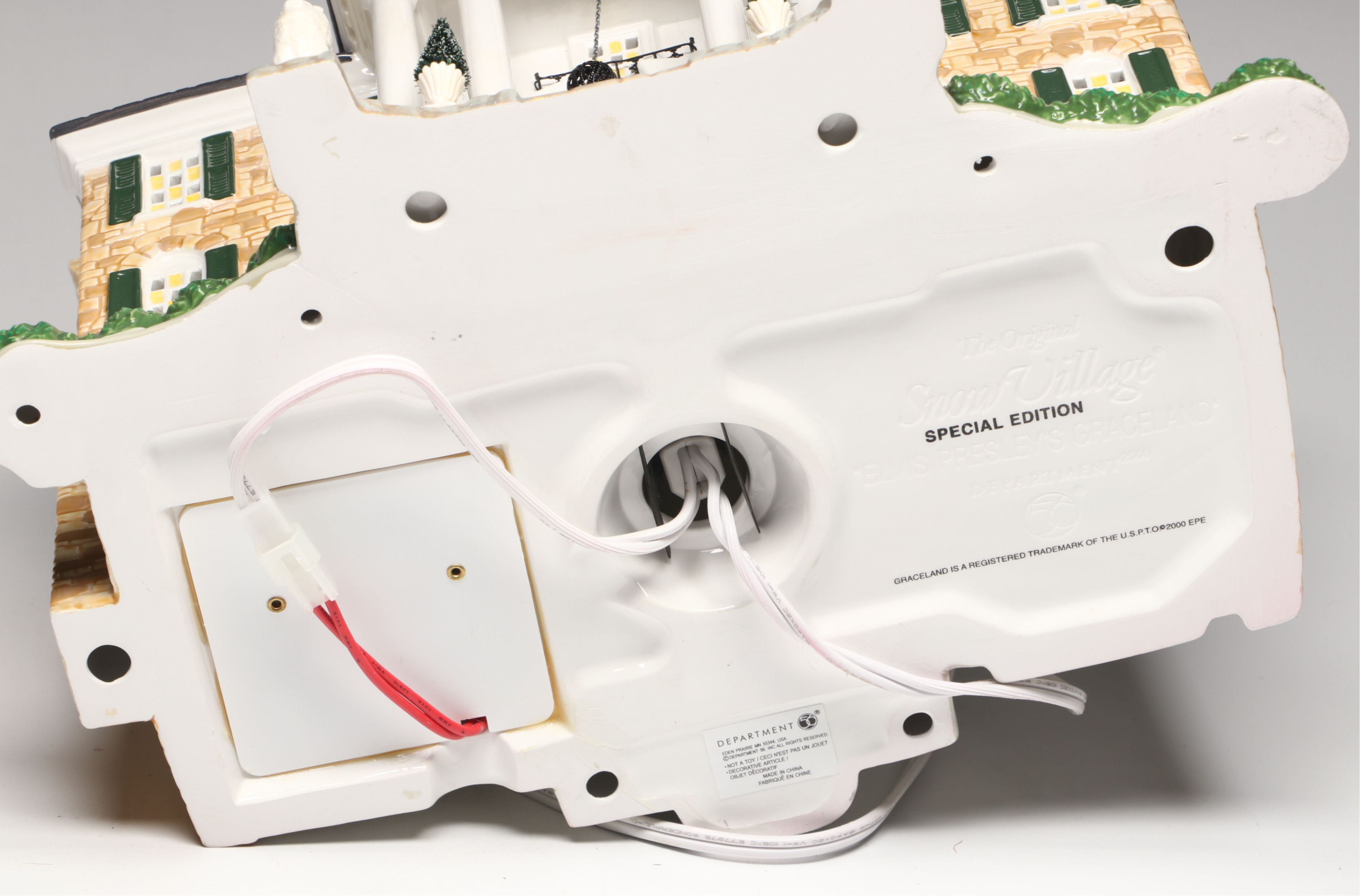 Special Edition Gift Set of "Elvis Presley's Graceland" by Department 56