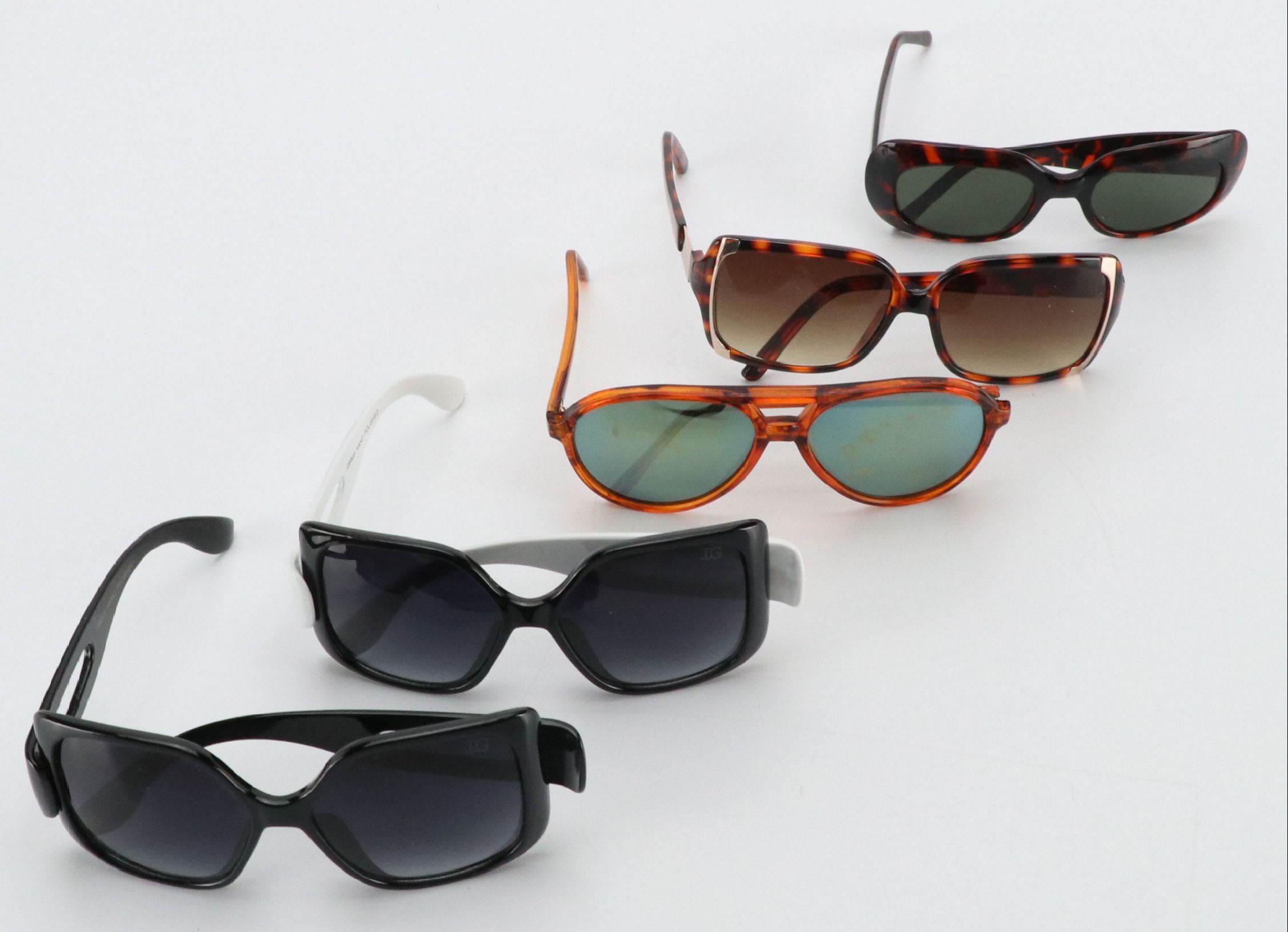Oscar de La Renta, Relic and More Oversized, Oval and Aviator Sunglasses