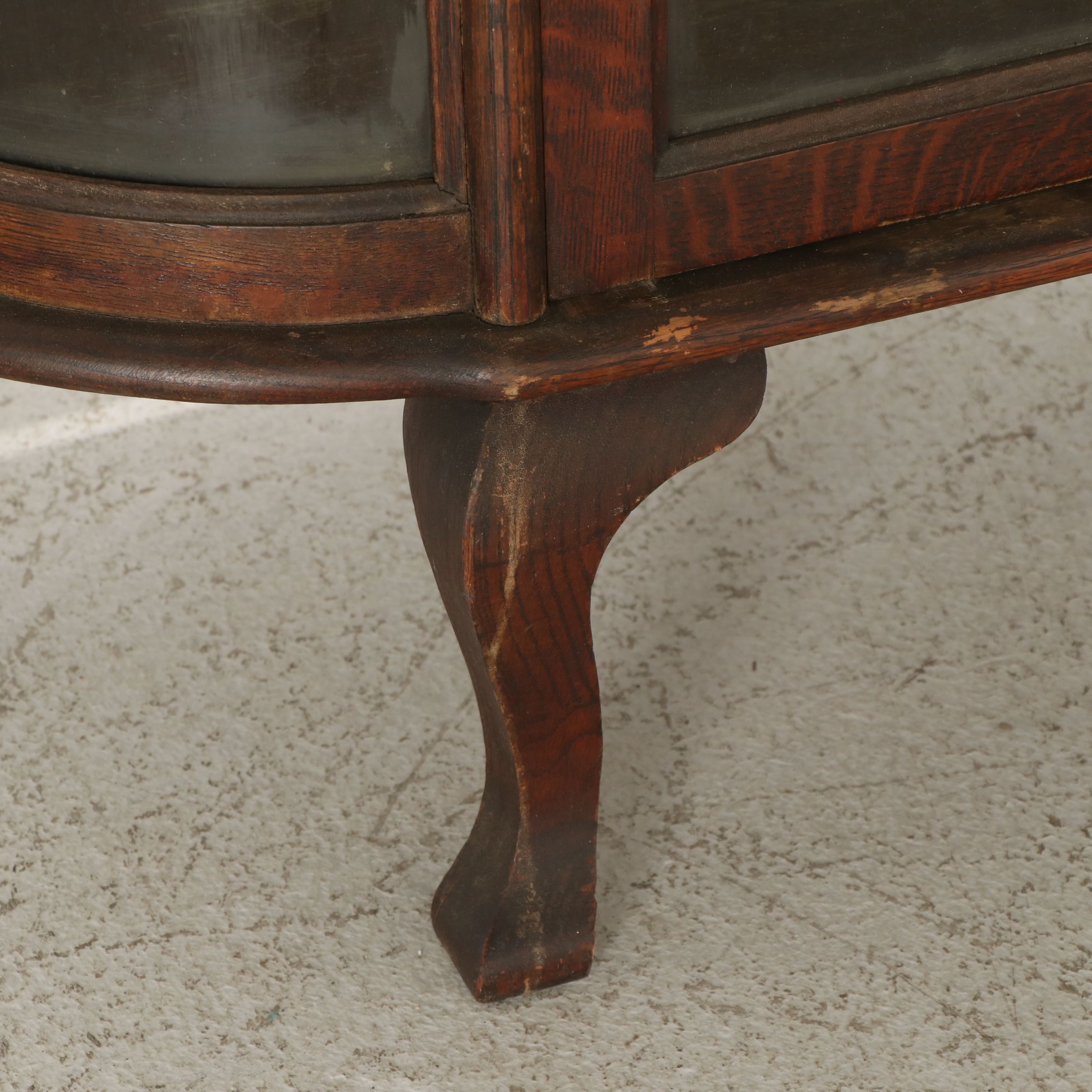 American Edwardian Tiger Oak Bow-Front China Cabinet, Early 20th Century
