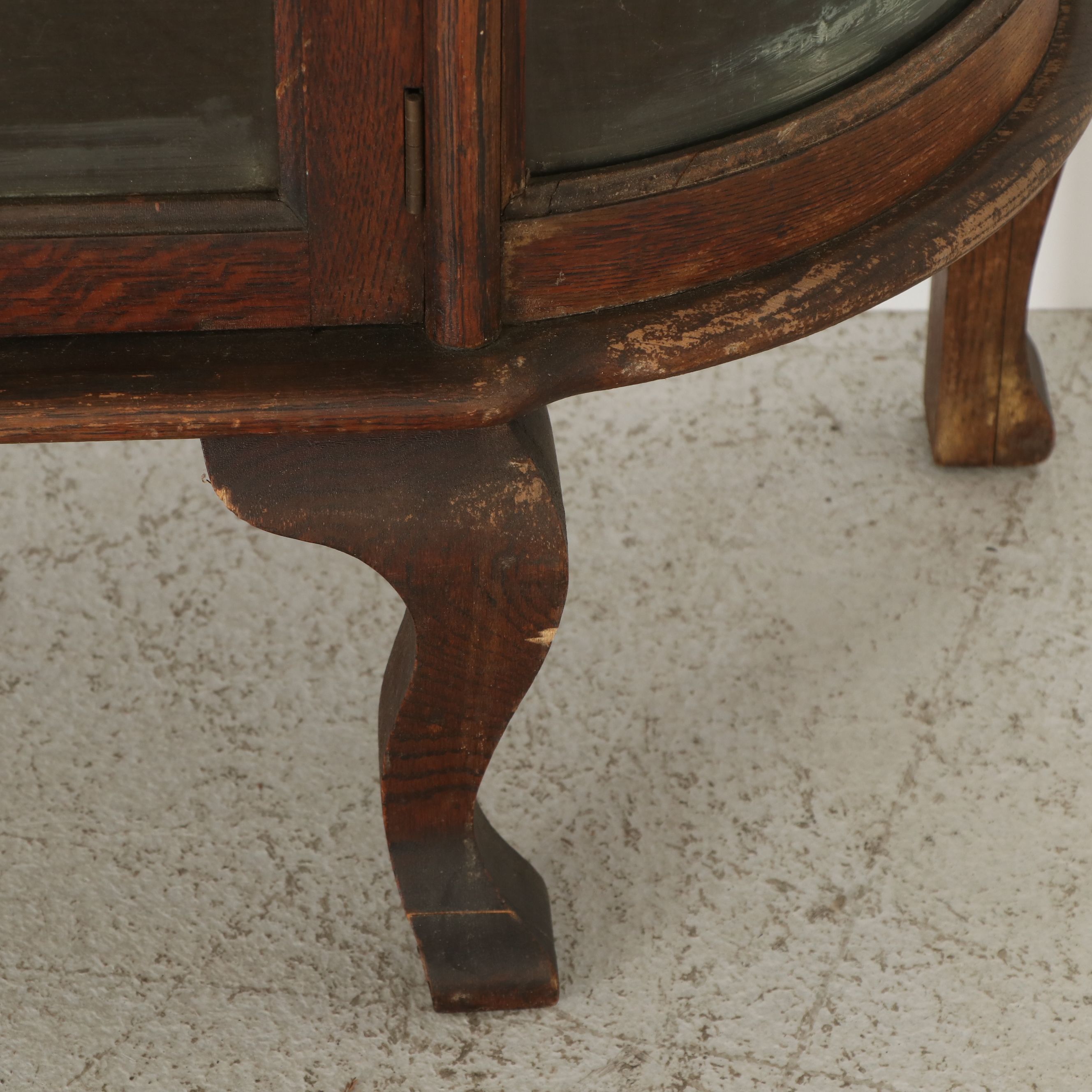 American Edwardian Tiger Oak Bow-Front China Cabinet, Early 20th Century