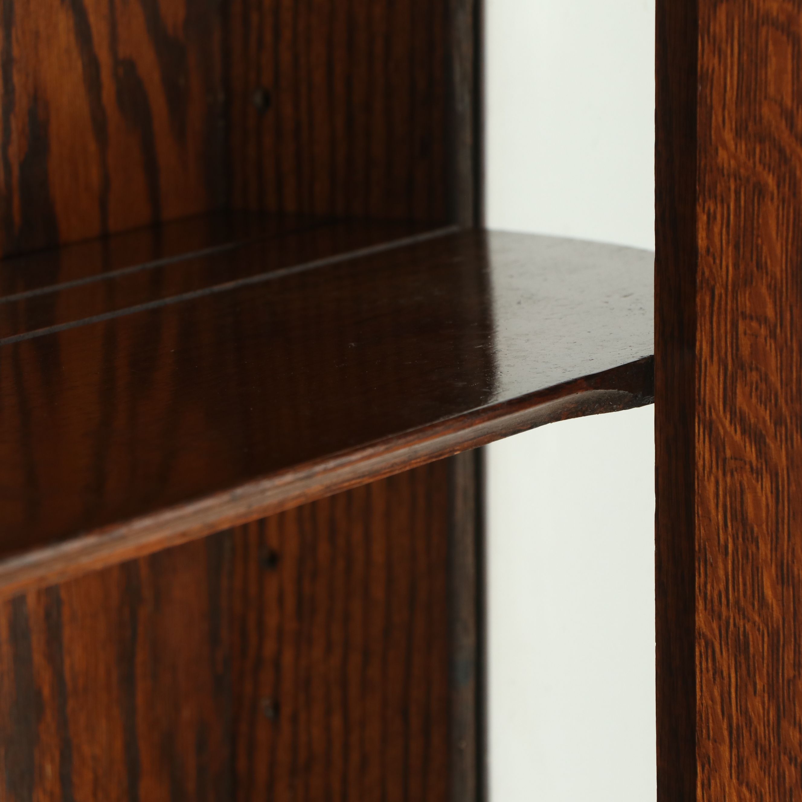 American Edwardian Tiger Oak Bow-Front China Cabinet, Early 20th Century