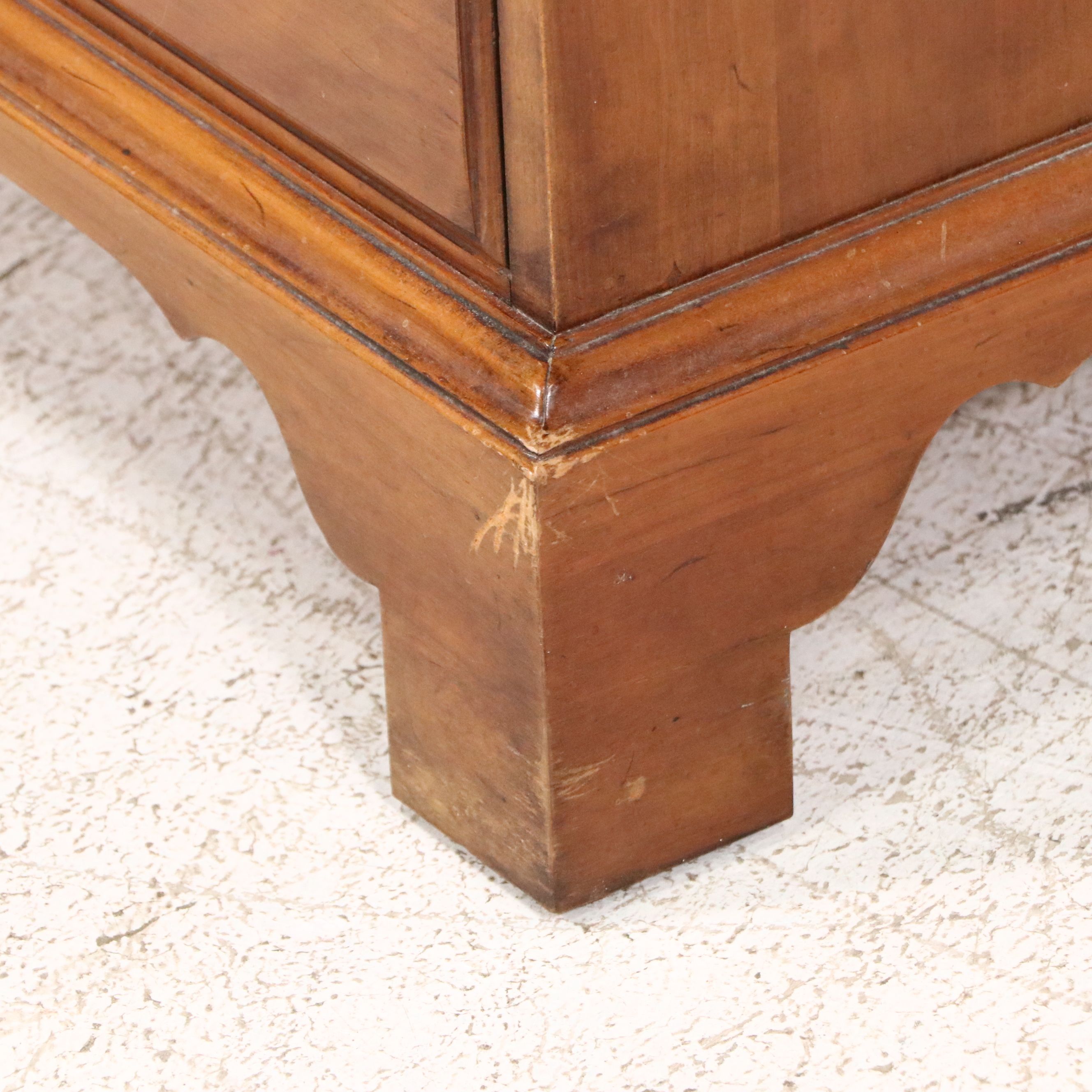 Davis Cabinet Co. American Colonial Style Chest Chest of Drawers, Mid-20th C.