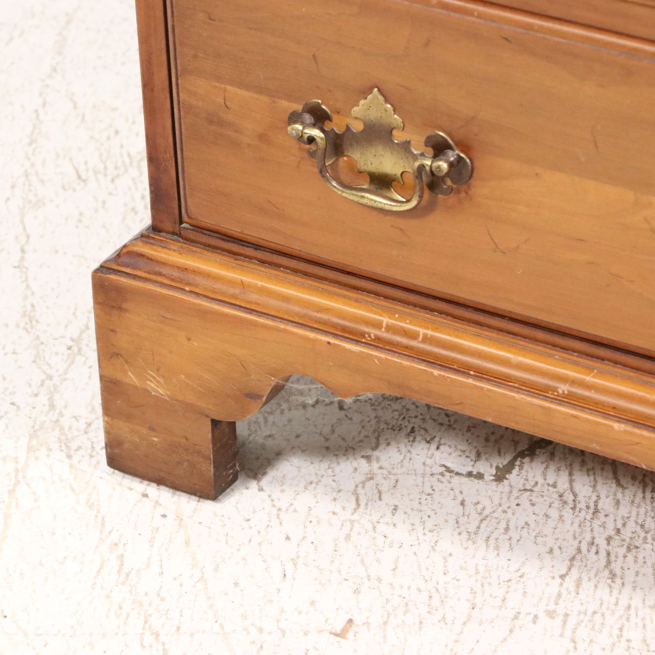 Davis Cabinet Co. American Colonial Style Chest Chest of Drawers, Mid-20th C.