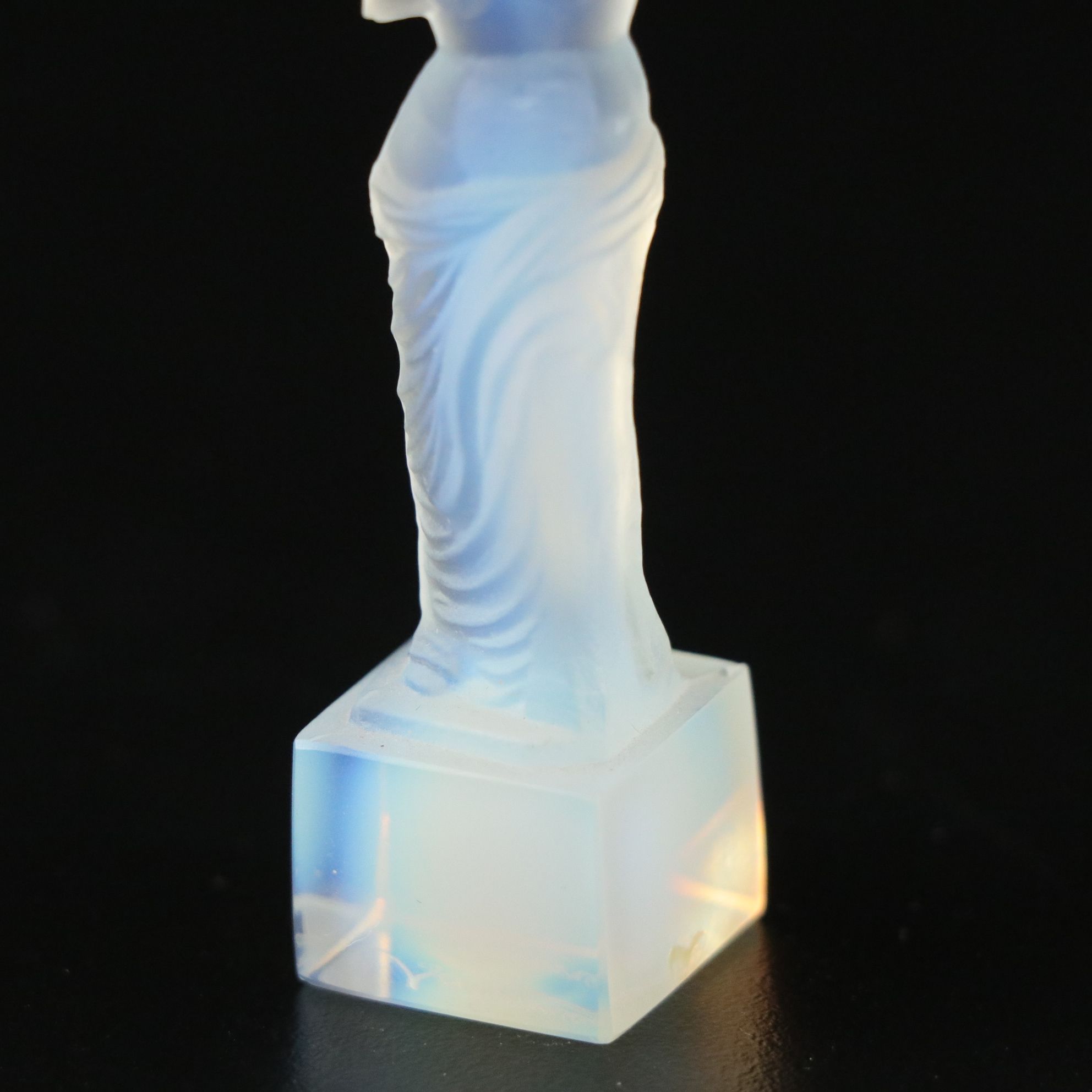 Sabino French Opalescent Art Glass "Venus de Milo" Figurine
