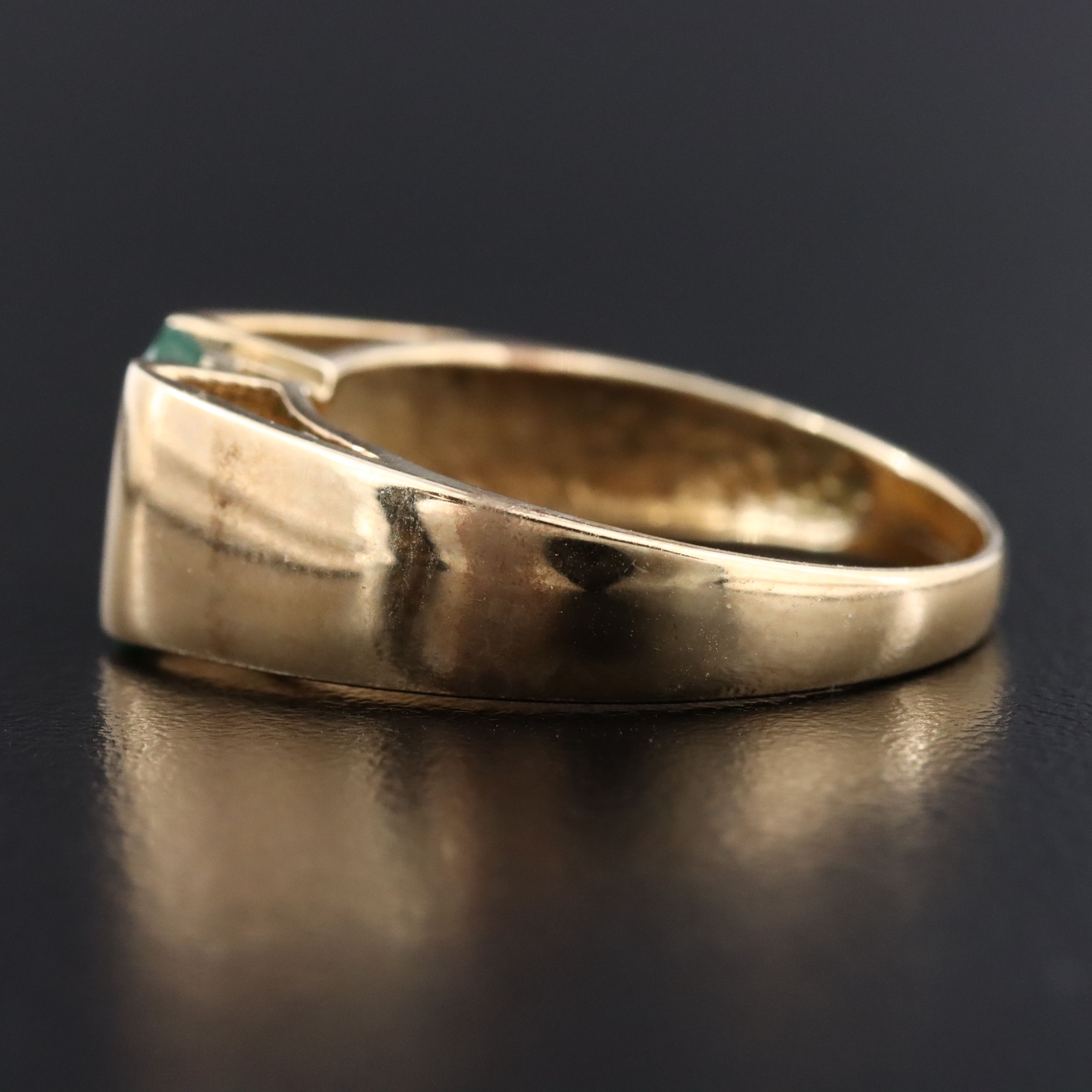 9K 0.95 CT Emerald Ring