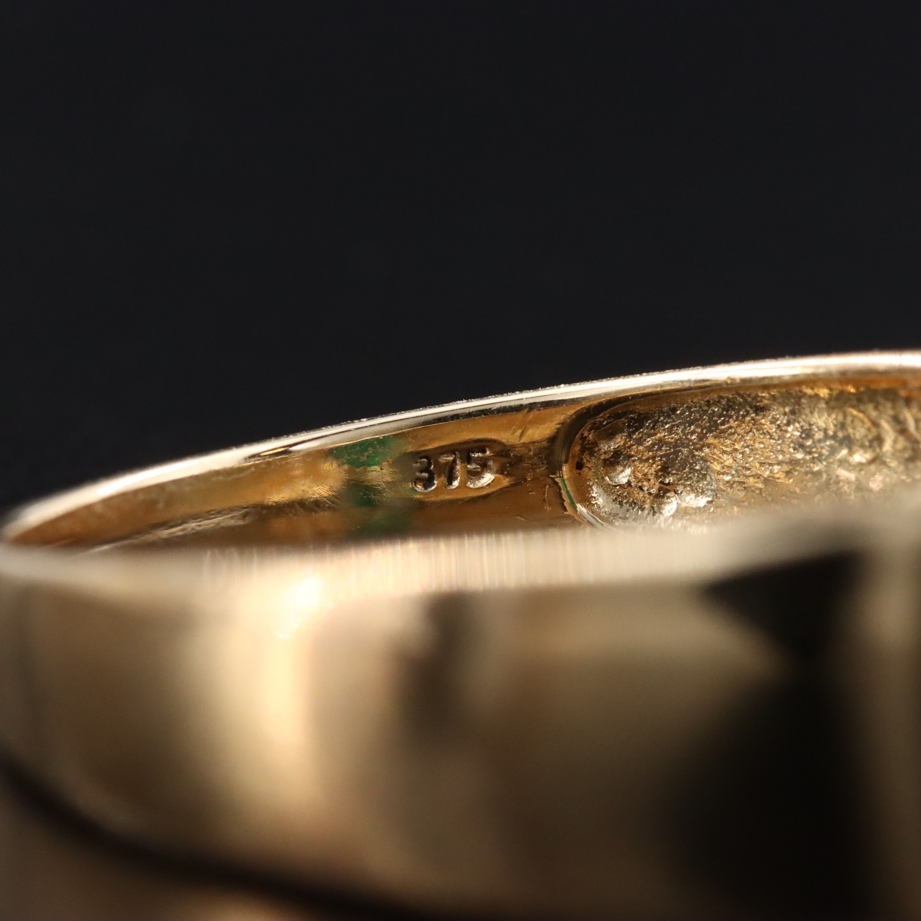 9K 0.95 CT Emerald Ring