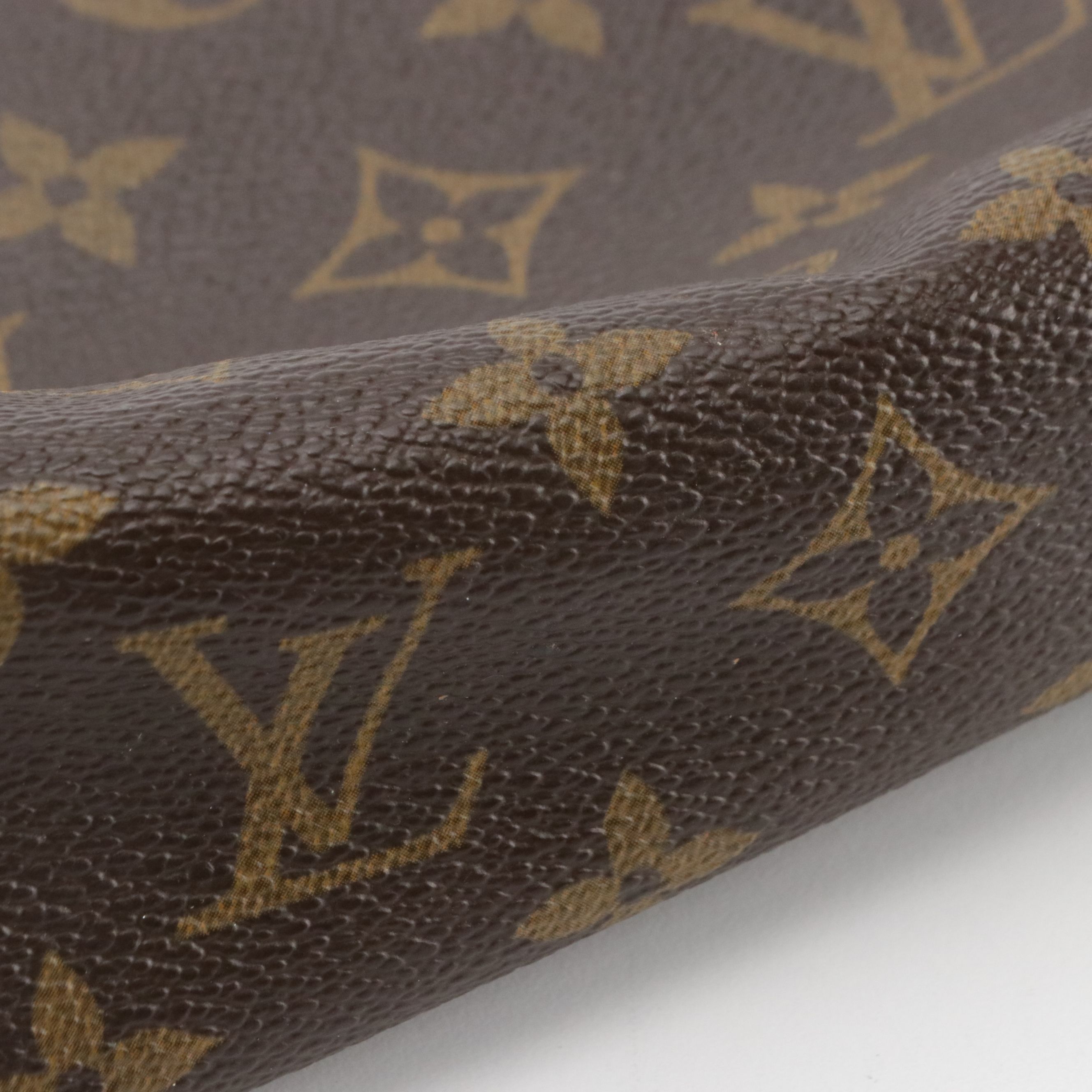 Louis Vuitton Pochette Cosmétique in Monogram Canvas