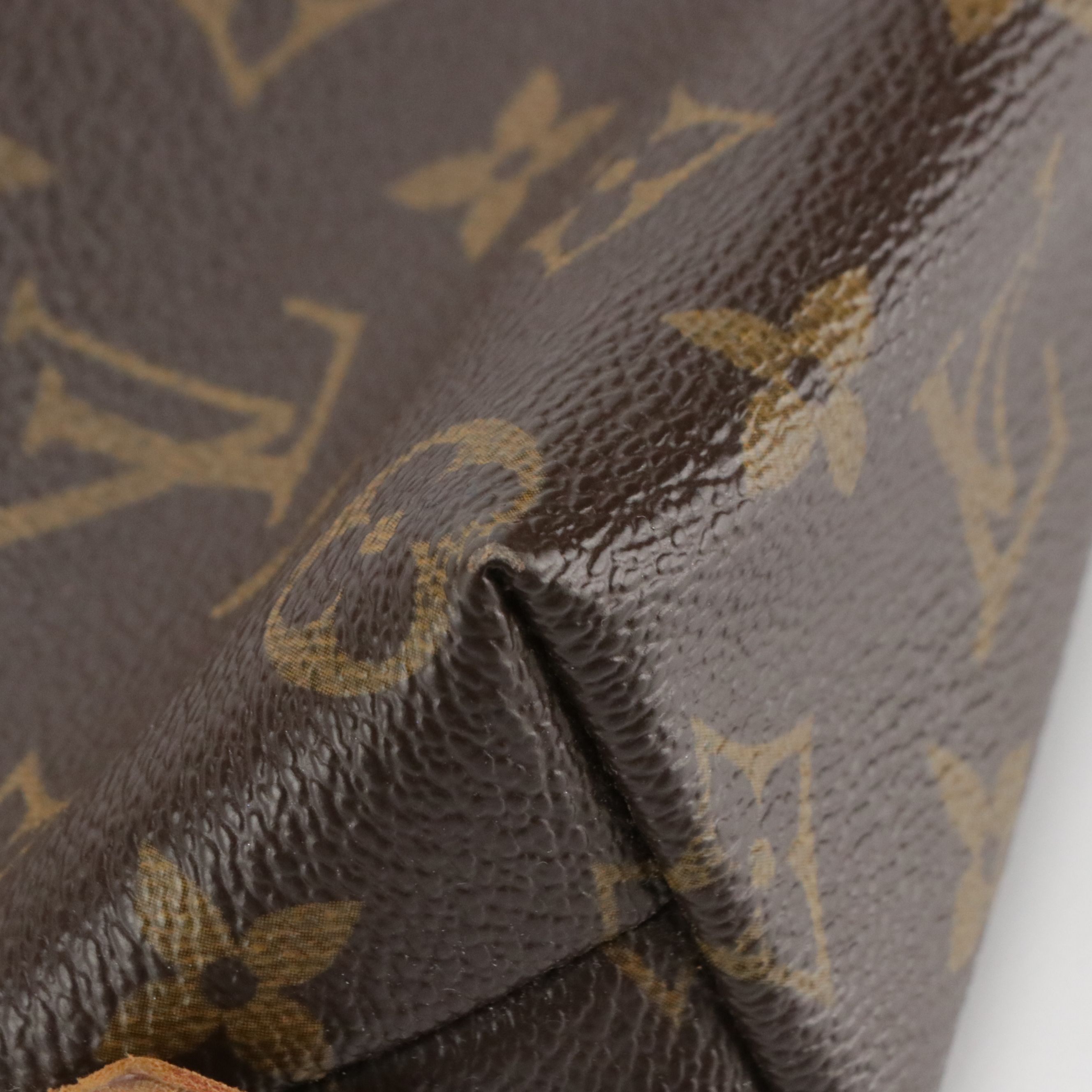 Louis Vuitton Pochette Cosmétique in Monogram Canvas